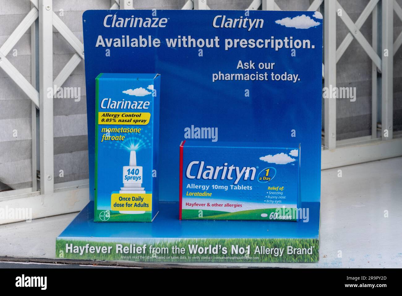 Clarinaze et clarityn traitement ou médicament contre l'allergie et la fièvre de l'hayfièvre, exposés dans une vitrine de pharmacie chimistes, Angleterre, Royaume-Uni Banque D'Images