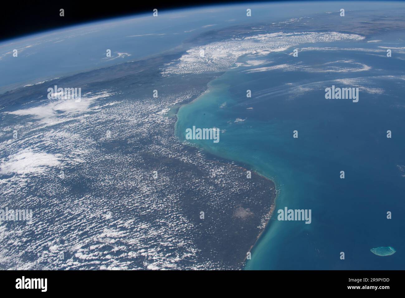 La péninsule du Yucatan et l'île Pérez au Mexique sont photographiées depuis la Station spatiale internationale le 29 janvier 2023, alors qu'elles orbitent à 259 miles au-dessus du golfe du Mexique. Banque D'Images