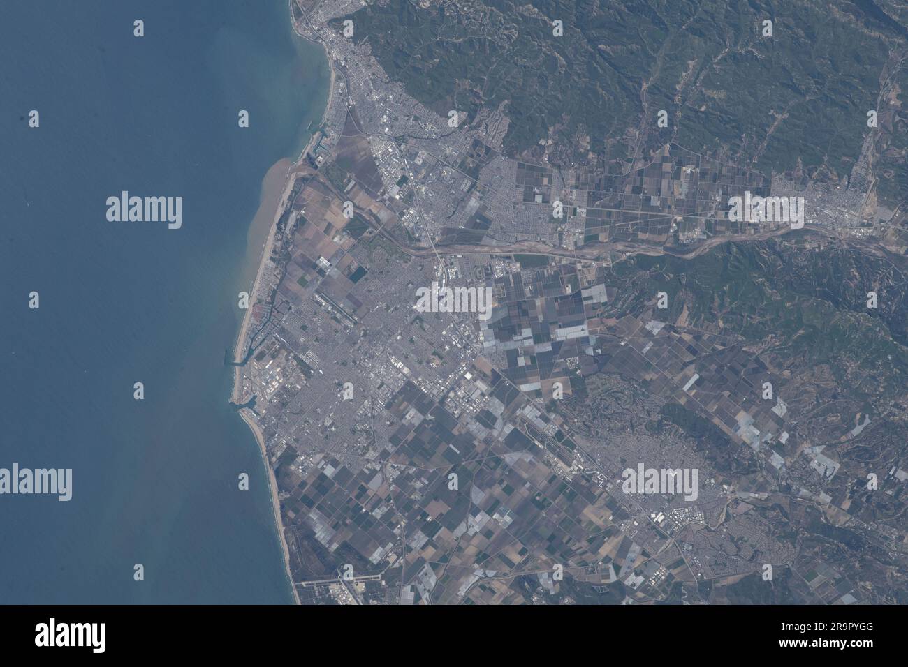 Observations de Earh prises au cours de l'expédition 69. Iss069e000692 (1 avril 2023) - le comté de Ventura, sur la côte Pacifique de la Californie, juste au nord de Los Angeles, est photographié de la Station spatiale internationale à une altitude de 262 miles dans cette photo de Woody Hoburg, astronaute de la NASA et ingénieur de vol de l'expédition 69. Banque D'Images