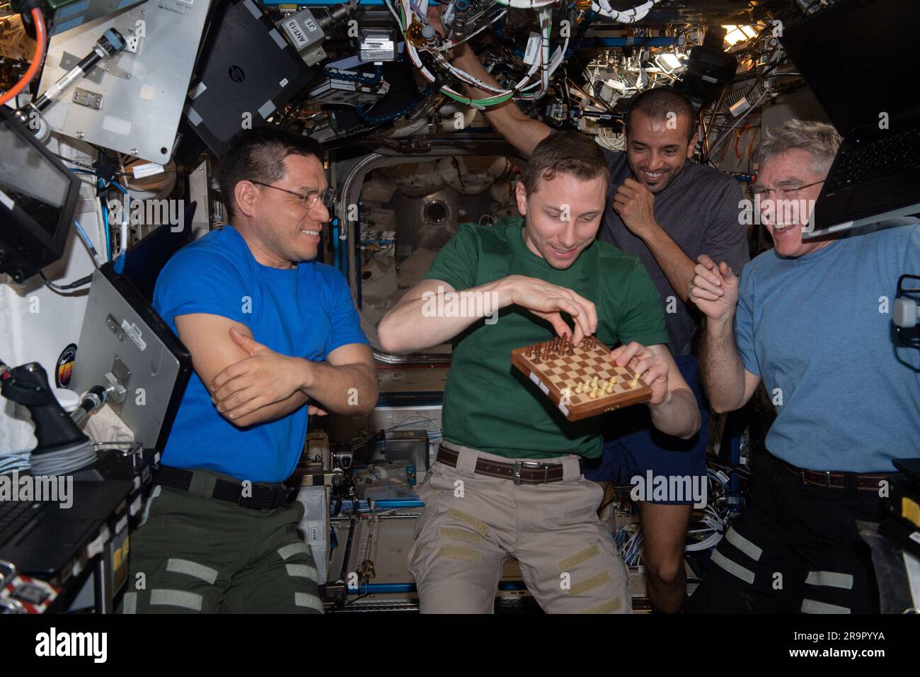 L'astronaute Warren Hoburg joue aux échecs à bord du GMT107 pour étudier les activités cognitives et récréatives dans l'espace dans des conditions de microgravité. Banque D'Images