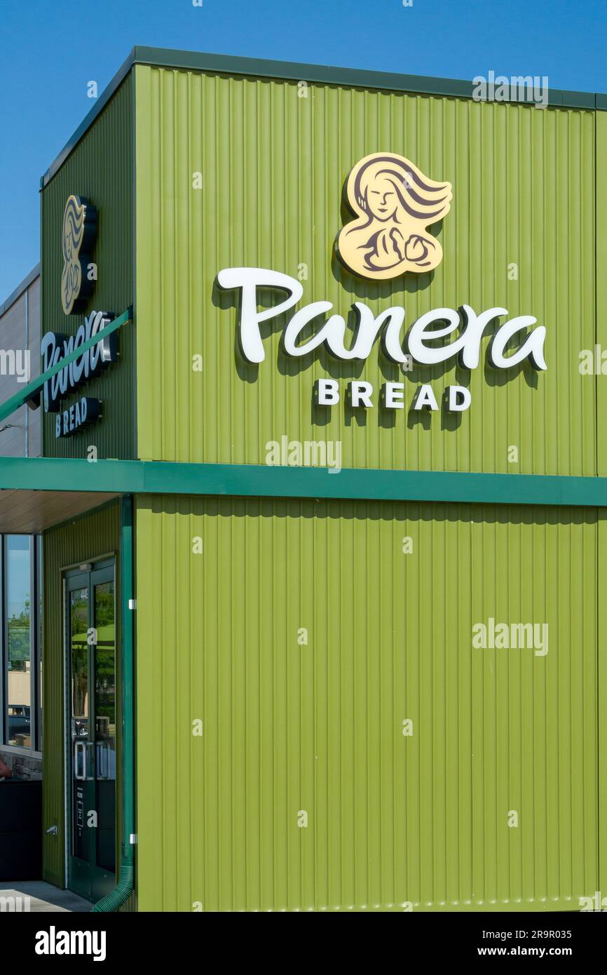 LINCOLN, ne, États-Unis - 22 JUIN 2023 : extérieur du restaurant Panera et logo de la marque. Banque D'Images