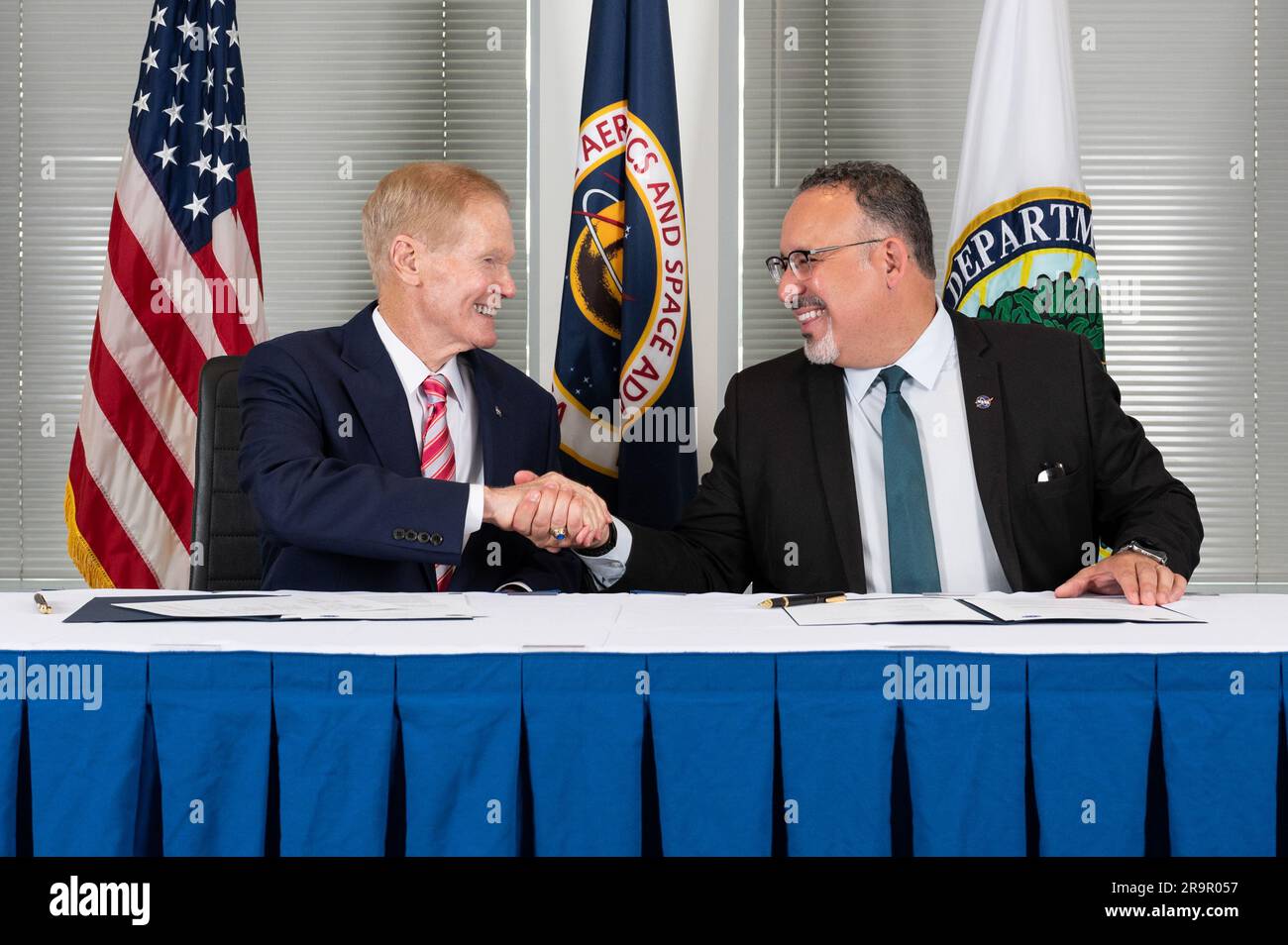 Bill Nelson et le secrétaire Miguel Cardona ont signé un protocole d'entente au siège de la NASA le 24 mai 2023, renforçant la coopération avec le ministère de l'éducation pour faire progresser l'éducation EN STIM à travers les États-Unis Banque D'Images