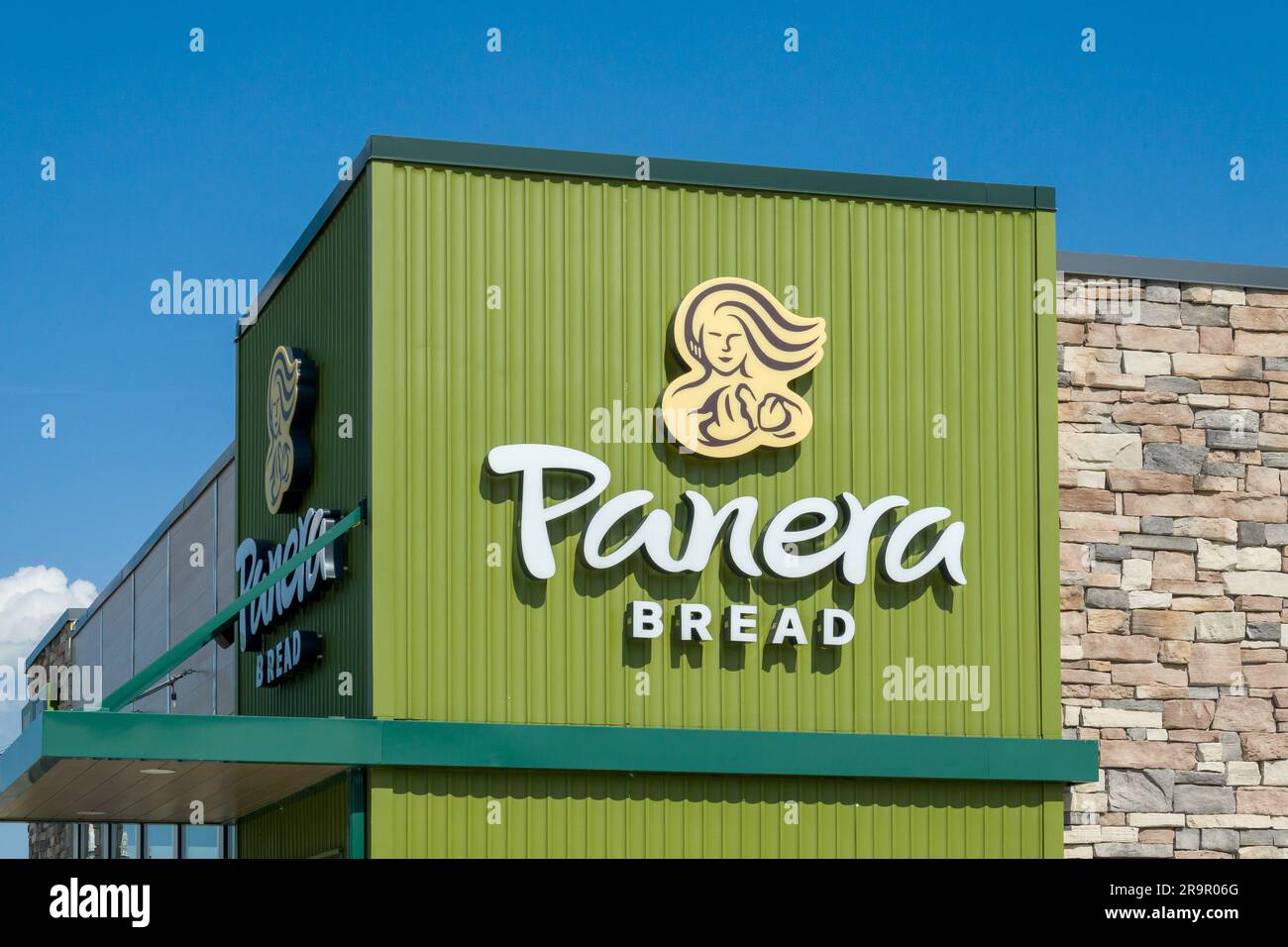 LINCOLN, ne, États-Unis - 22 JUIN 2023 : extérieur du restaurant Panera et logo de la marque. Banque D'Images