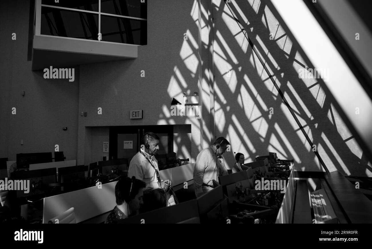 Rehearsal des opérations de lancement final SpaceX Crew-5 de la NASA . Richard Jones, directeur du Bureau de gestion et d'intégration de la mission pour le programme des équipages commerciaux de la NASA, a quitté le site et Ven Feng, directeur adjoint du programme des équipages commerciaux de la NASA, Surveillez le compte à rebours lors d'une répétition en préparation au lancement d'une fusée SpaceX Falcon 9 transportant le vaisseau spatial Crew Dragon de la compagnie sur la mission SpaceX Crew-5 de la NASA avec les astronautes de la NASA Nicole Mann et Josh Cassada, astronaute de l'Agence japonaise d'exploration aérospatiale (JAXA) Koichi Wakata, Et le cosmos cosmonaute Anna Kikina à bord, dimanche, OC Banque D'Images