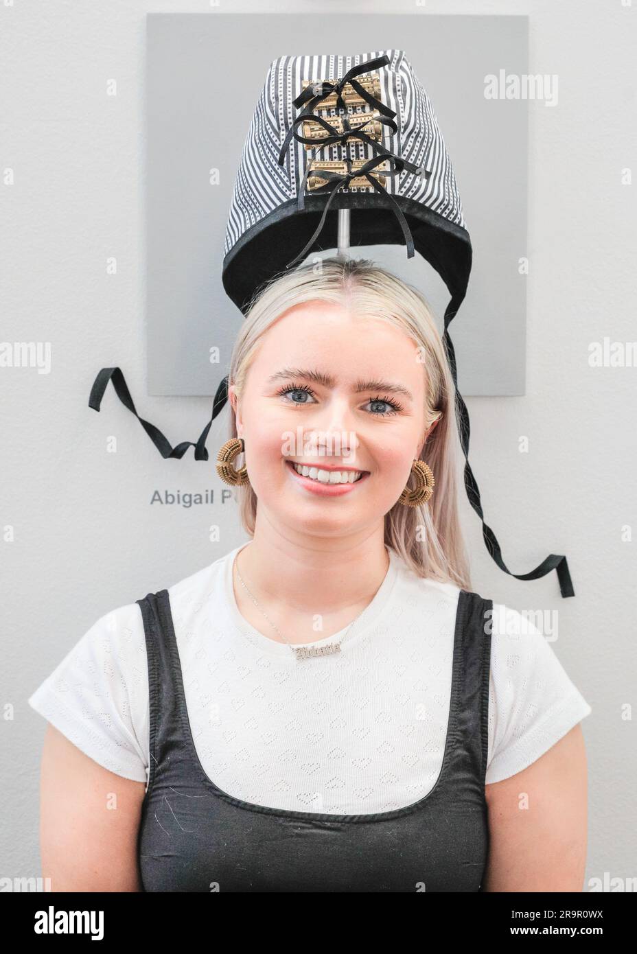 Londres, Royaume-Uni, 28th juin 2023. Abigail Ellen Pontefract, de la Glasgow School of Art, pose avec l'une de ses œuvres de bijoux complexes, et a été annoncé comme l'un des lauréats aujourd'hui. Les diplômés et les étudiants présentent leur travail à New Designers. New Designers est une vitrine annuelle du talent de design émergent le plus innovant du Royaume-Uni. Depuis sa création il y a 38 ans, New Designers a fourni une plate-forme à plus de 3 000 diplômés pour présenter leurs idées visionnaires aux professionnels de l'industrie et au public chaque année. L'événement se déroule sur deux semaines, avec différentes disciplines mises en évidence dans la semaine Banque D'Images