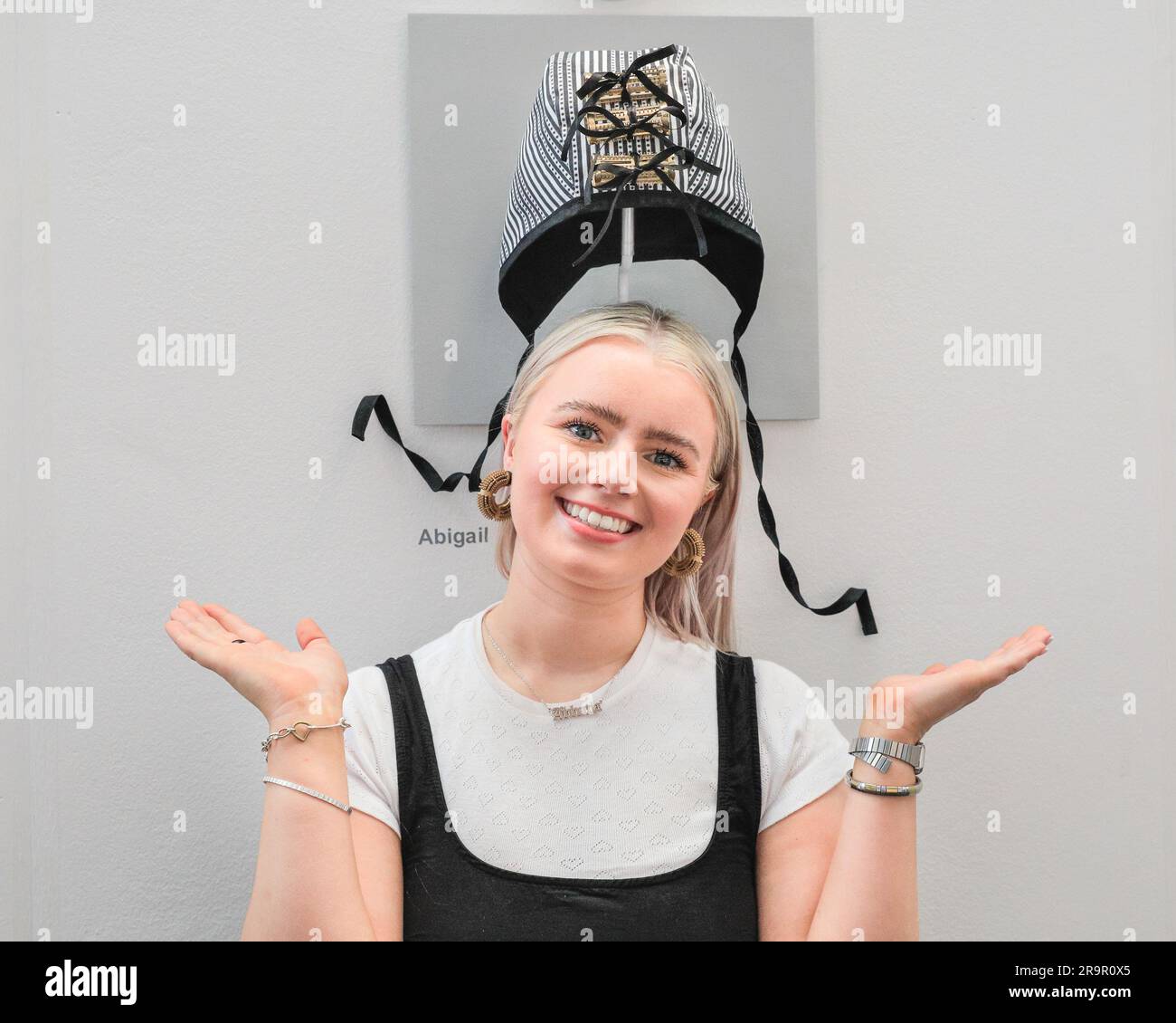 Londres, Royaume-Uni, 28th juin 2023. Abigail Ellen Pontefract, de la Glasgow School of Art, pose avec l'une de ses œuvres de bijoux complexes, et a été annoncé comme l'un des lauréats aujourd'hui. Les diplômés et les étudiants présentent leur travail à New Designers. New Designers est une vitrine annuelle du talent de design émergent le plus innovant du Royaume-Uni. Depuis sa création il y a 38 ans, New Designers a fourni une plate-forme à plus de 3 000 diplômés pour présenter leurs idées visionnaires aux professionnels de l'industrie et au public chaque année. L'événement se déroule sur deux semaines, avec différentes disciplines mises en évidence dans la semaine Banque D'Images