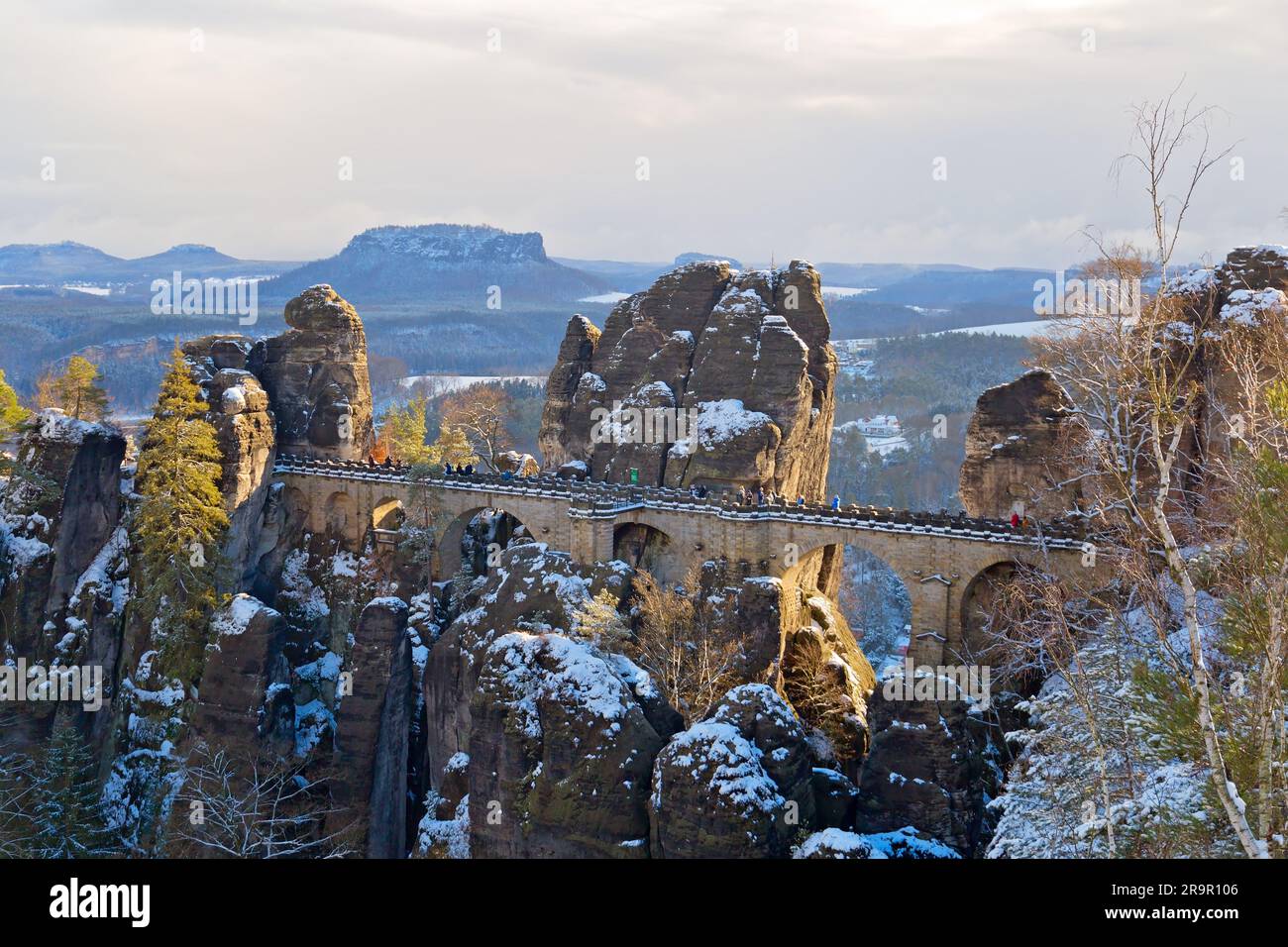 Pont Bastei dans le parc national de la Suisse saxonne pendant l'hiver, Allemagne Banque D'Images