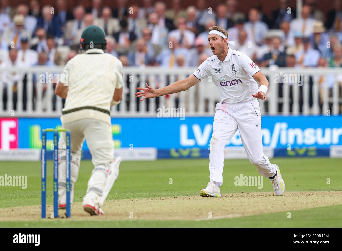 Londres, Angleterre. 28th juin 2023. Le Stuart Broad d'Angleterre réagit à un match de cricket proche lors du deuxième test des cendres à Londres. Le crédit photo devrait se lire: Ben Whitley/Alamy Live News. Banque D'Images