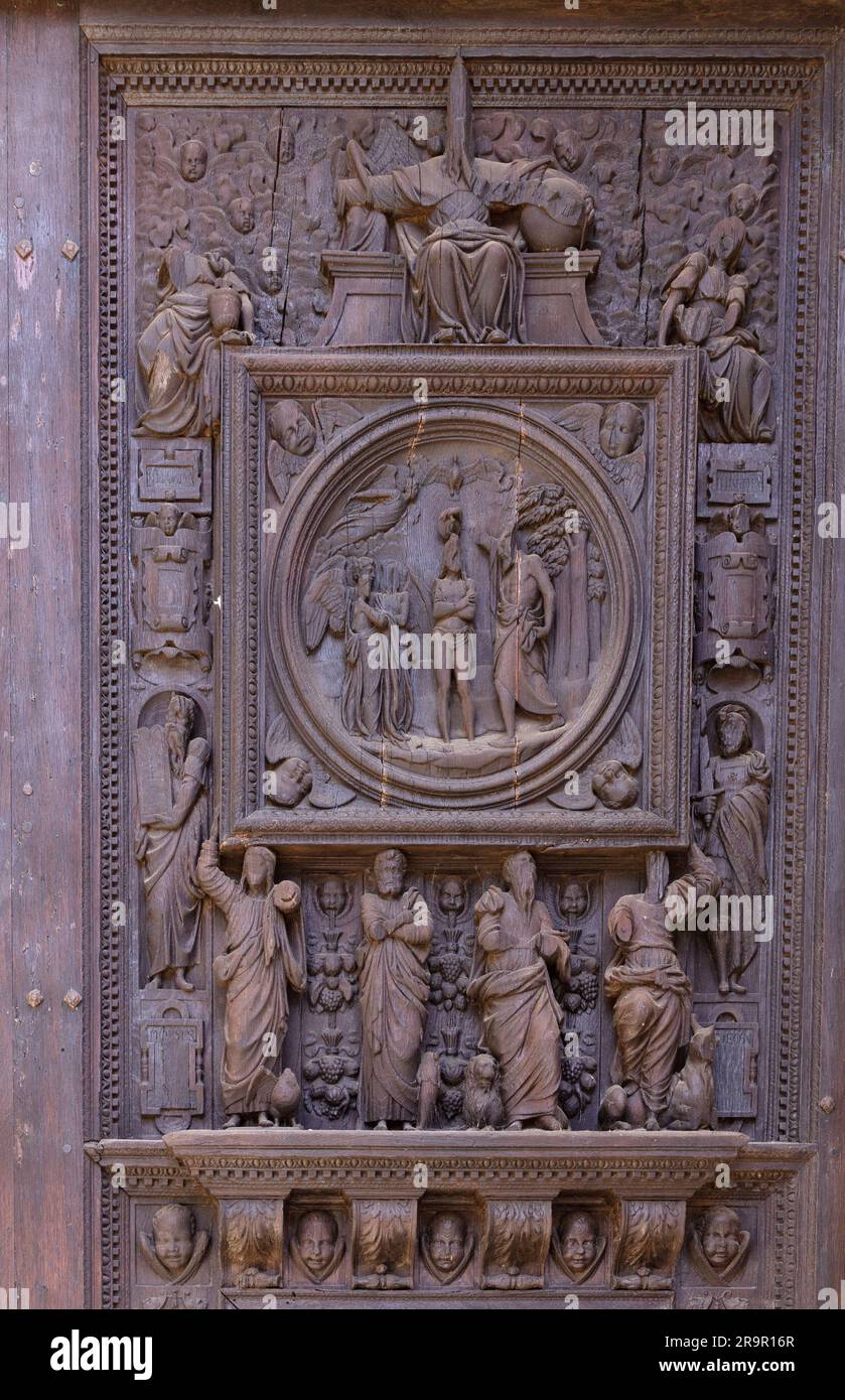 Détail de la sculpture médiévale en bois sur les portes d'entrée, église Saint Maclou, Rouen Normandie France Banque D'Images