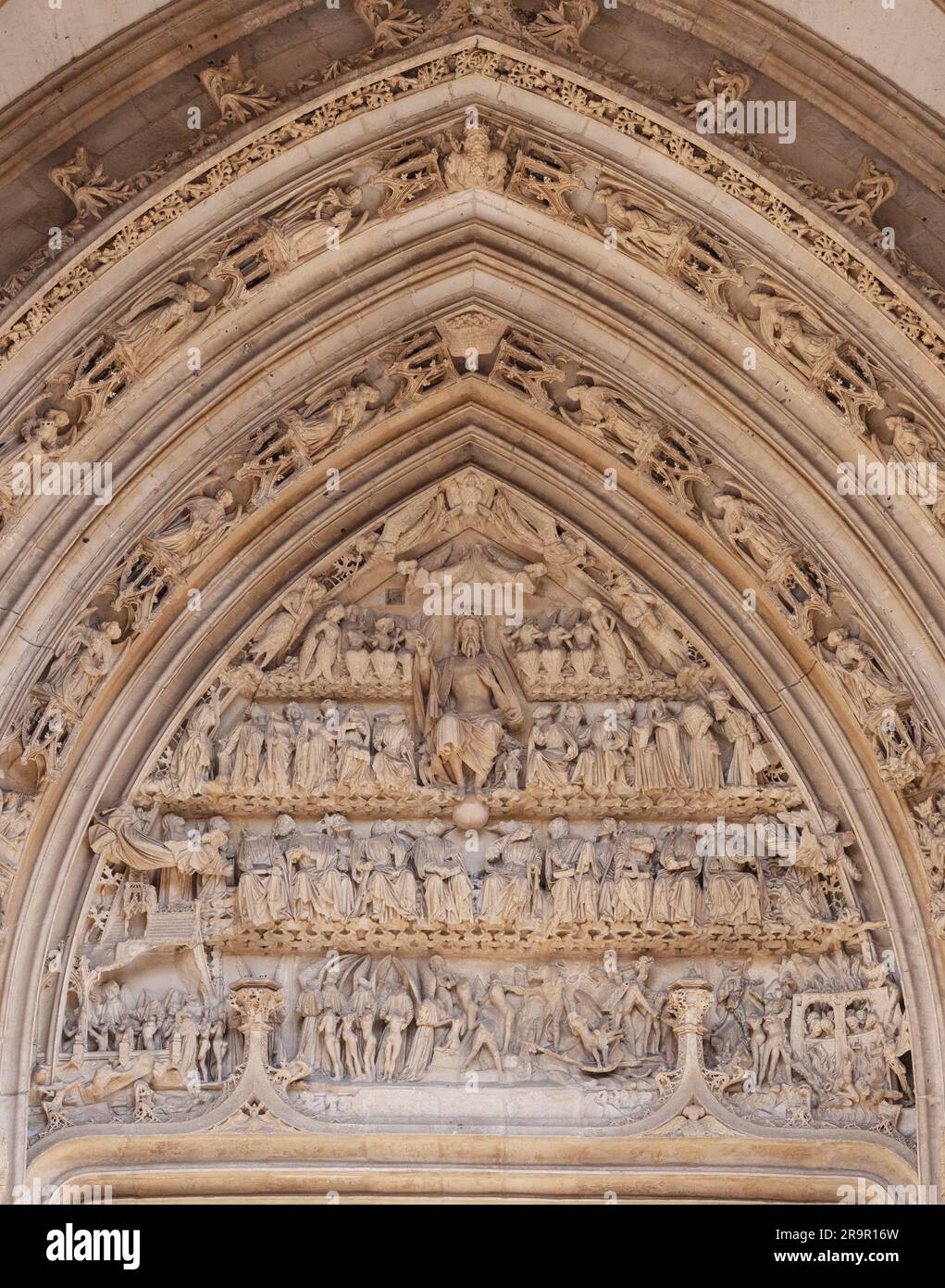 sculpture-gothique-en-pierre-dans-l-arche-au-dessus-des-portes-de-l