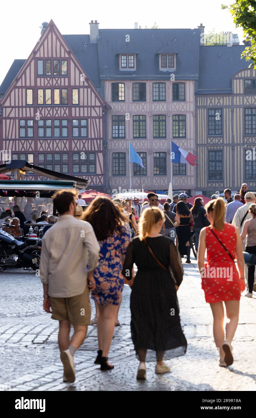 Rouen France; vue sur la rue sur la place du Vieux marché, en fin d'après-midi avec bâtiments médiévaux dans la vieille ville; Rouen normandie France Europe Banque D'Images