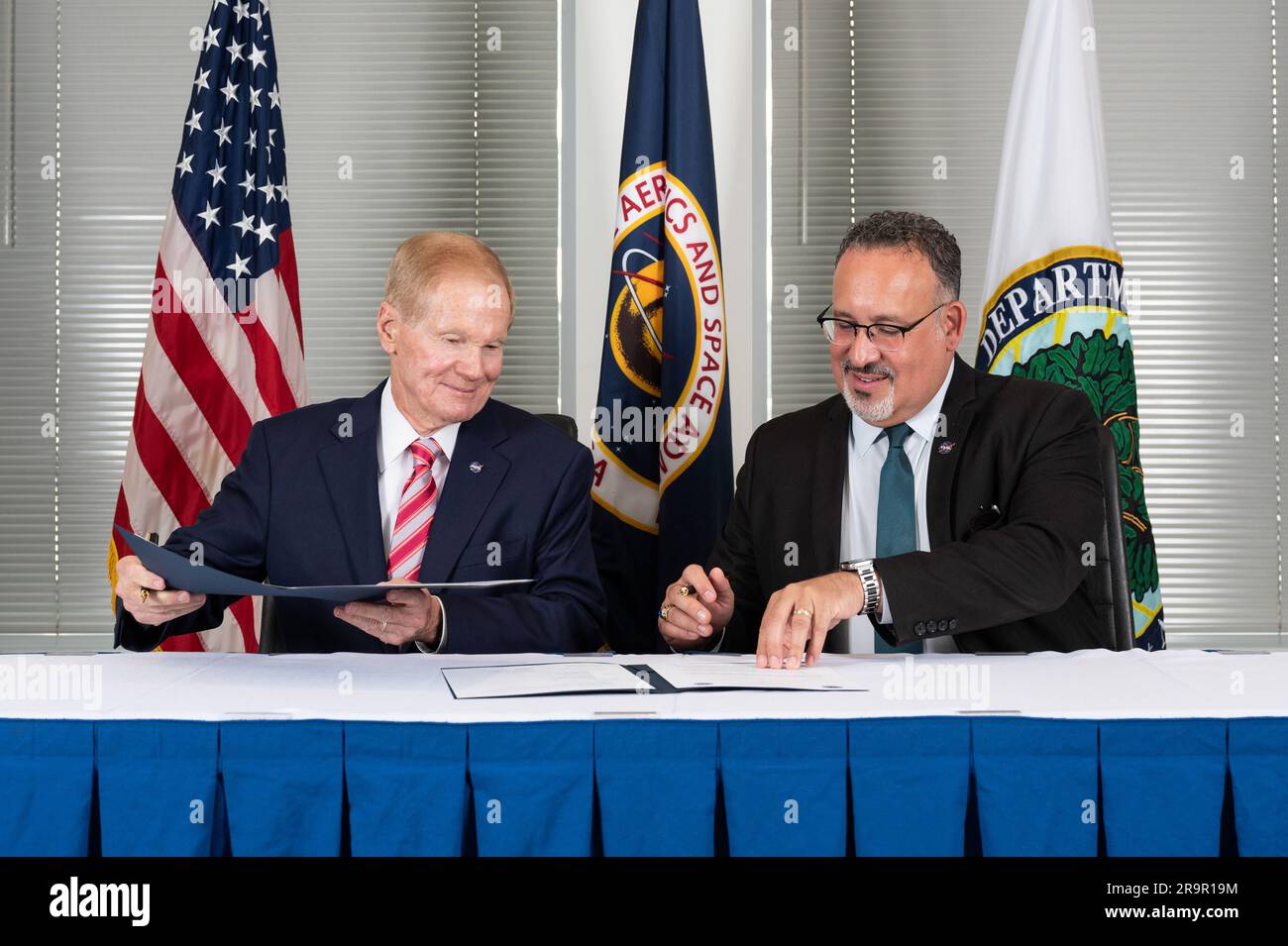 L'administrateur de la NASA Bill Nelson et le secrétaire Miguel Cardona ont participé à la signature d'un protocole d'entente le 24 mai 2023 au siège de la NASA pour renforcer la collaboration avec le ministère de l'éducation et soutenir l'éducation STIM à l'échelle nationale. Banque D'Images