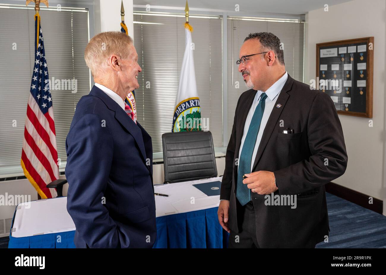 Cérémonie de signature du protocole d'entente du ministère de l'éducation. L'administrateur de la NASA, Bill Nelson, et le secrétaire à l'éducation, Miguel Cardona, sont vus à la suite d'une cérémonie de signature du protocole d'entente, mercredi, à 24 mai 2023, au siège social de la NASA Mary W. Jackson, à Washington. Le protocole d'entente de la NASA et du ministère de l'éducation vise à renforcer la collaboration entre les deux organismes, y compris les efforts qui font progresser l'éducation STIM dans l'ensemble du pays. Banque D'Images