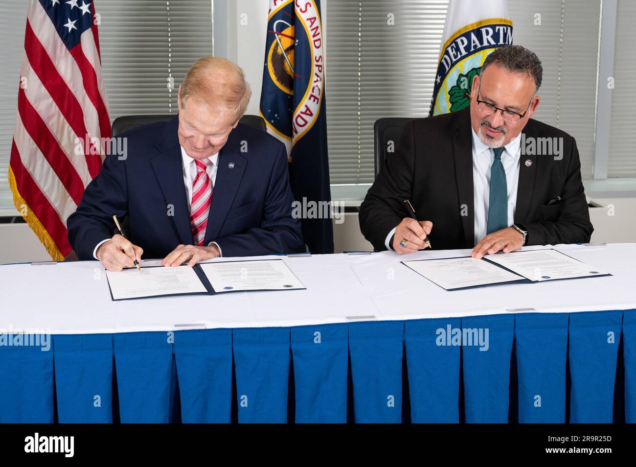 Bill Nelson et le secrétaire Miguel Cardona ont signé un protocole d'accord le 24 mai 2023 au siège de la NASA à Washington, D.C. pour renforcer la collaboration et promouvoir l'éducation STEM à l'échelle nationale. Banque D'Images