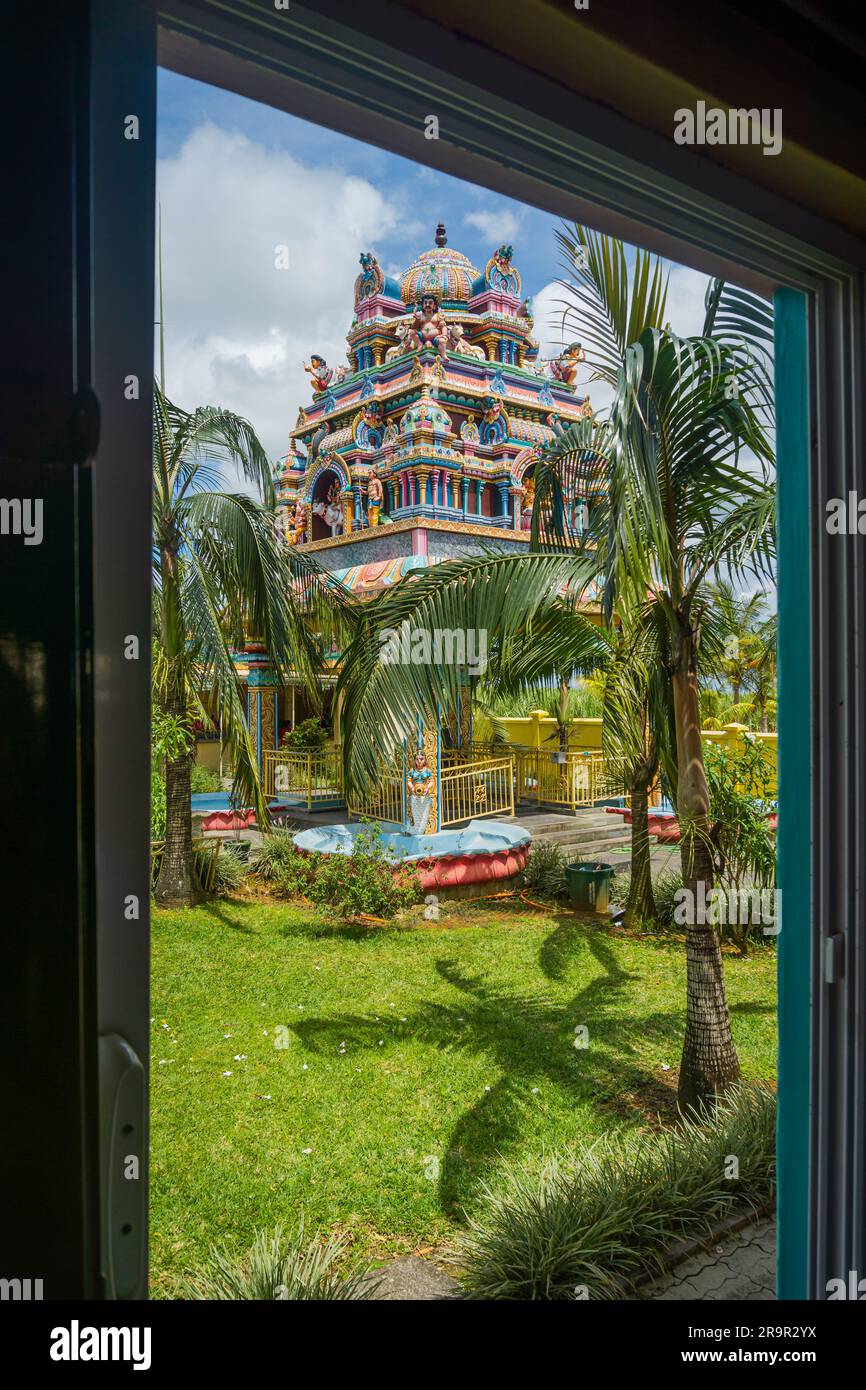 Temple tamoul vu à travers et encadré par une fenêtre Banque D'Images