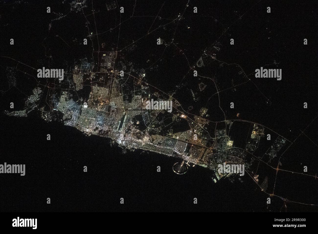 L'équipage de l'expédition 68 à bord de la Station spatiale internationale a capturé une image de Dubaï, aux Émirats arabes Unis, montrant les lumières de la ville le long de la côte du golfe Persique à 258 miles au-dessus de la Terre le 4 décembre 2022. Banque D'Images