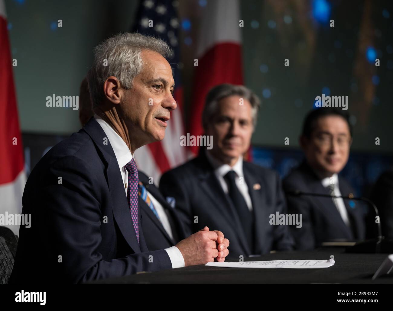 Signature de l'Accord spatial des États-Unis et du Japon. ÉTATS-UNIS L'ambassadeur au Japon, Rahm Emanuel, prononce des remarques après les États-Unis La secrétaire d'État, Antony Blinken et la ministre des Affaires étrangères du Japon, l'honorable Hayashi Yoshimasa, ont signé un accord qui s'appuie sur une longue tradition de collaboration dans le domaine de l'exploration spatiale entre les États-Unis et le Japon, le vendredi 13 janvier 2023, au siège social de la NASA Mary W. Jackson, à Washington. «L'Accord-cadre entre le Gouvernement japonais et le Gouvernement des États-Unis d'Amérique pour la coopération en matière d'exploration et d'utilisation de l'espace extra-atmosphérique, Includin Banque D'Images