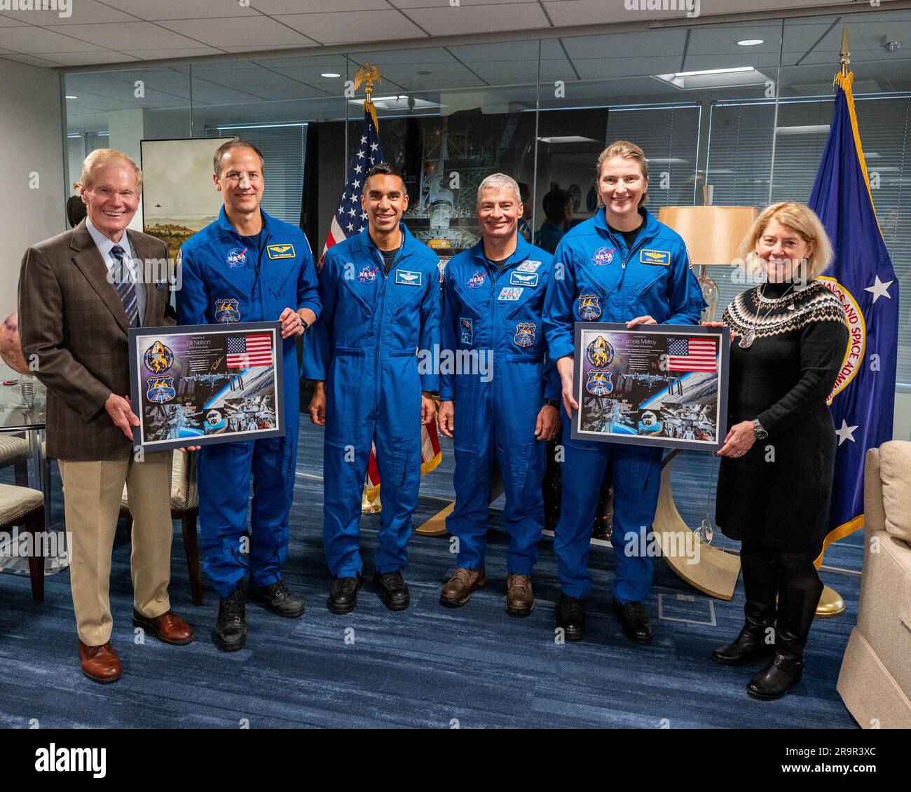 Le SpaceX Crew-3 de la NASA se réunit et salue avec la direction. Les astronautes de la NASA SpaceX Crew-3 Raja Chari, Kayla Barron, Tom Marshburn et Mark Vande Hei posent pour une photo avec les dirigeants de la NASA, le mercredi 7 décembre 2022, au Mary W. Jackson NASA Headquarters Building à Washington. Banque D'Images