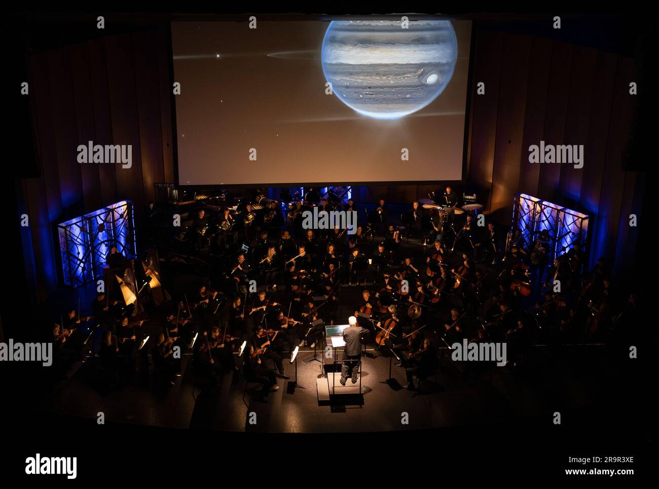 La Philharmonie nationale exécute des cycles cosmiques : une symphonie spatiale. Le Maestro Piotr Gajewski dirige l'Orchestre philharmonique national dans la première performance mondiale des « cycles cosmiques » de Henry Dehlinger, jeudi, 11 mai 2023, à Capital One Hall à Tysons, en Virginie « Cosmic cycles: A Space Symphony » est une collaboration entre le compositeur Henry Dehlinger, le Goddard Space Flight Centre de la NASA, et le National Philharmonic qui propose une fusion de musique et de vidéo dans sept œuvres multimédias sur le Soleil, la Terre, la Lune, les planètes et le Cosmos. Banque D'Images