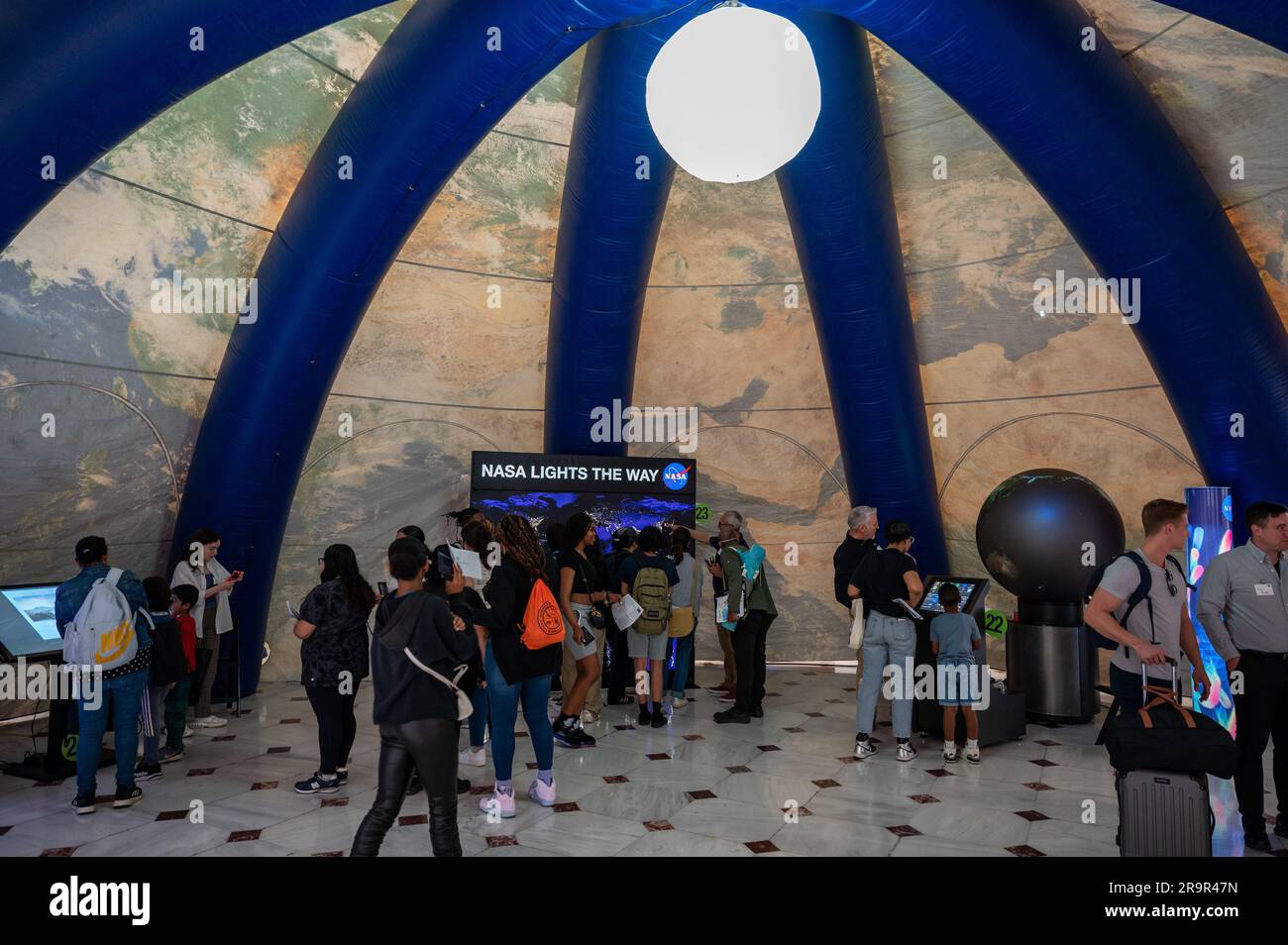 Expositions du jour de la Terre de la NASA. Les visiteurs explorent les expositions interactives de la NASA lors d'un événement du jour de la Terre, jeudi à 20 avril 2023, à la gare Union de Washington. Banque D'Images