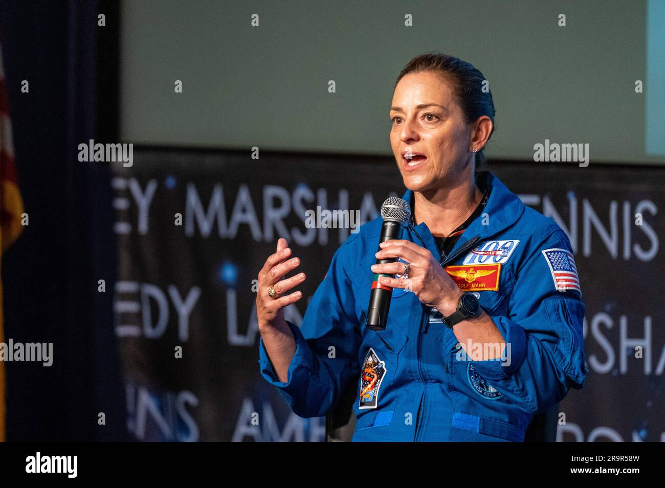 Événement SpaceX Crew-5 de la NASA sur l'engagement des employés. L'astronaute de la NASA Nicole Mann répond aux questions lors d'un événement d'engagement des employés lundi, 5 juin 2023, au siège social de la NASA Mary W. Jackson à Washington. Mann, Cassada et Wakata ont passé 157 jours dans l'espace dans le cadre de l'expédition 68 à bord de la Station spatiale internationale. Banque D'Images