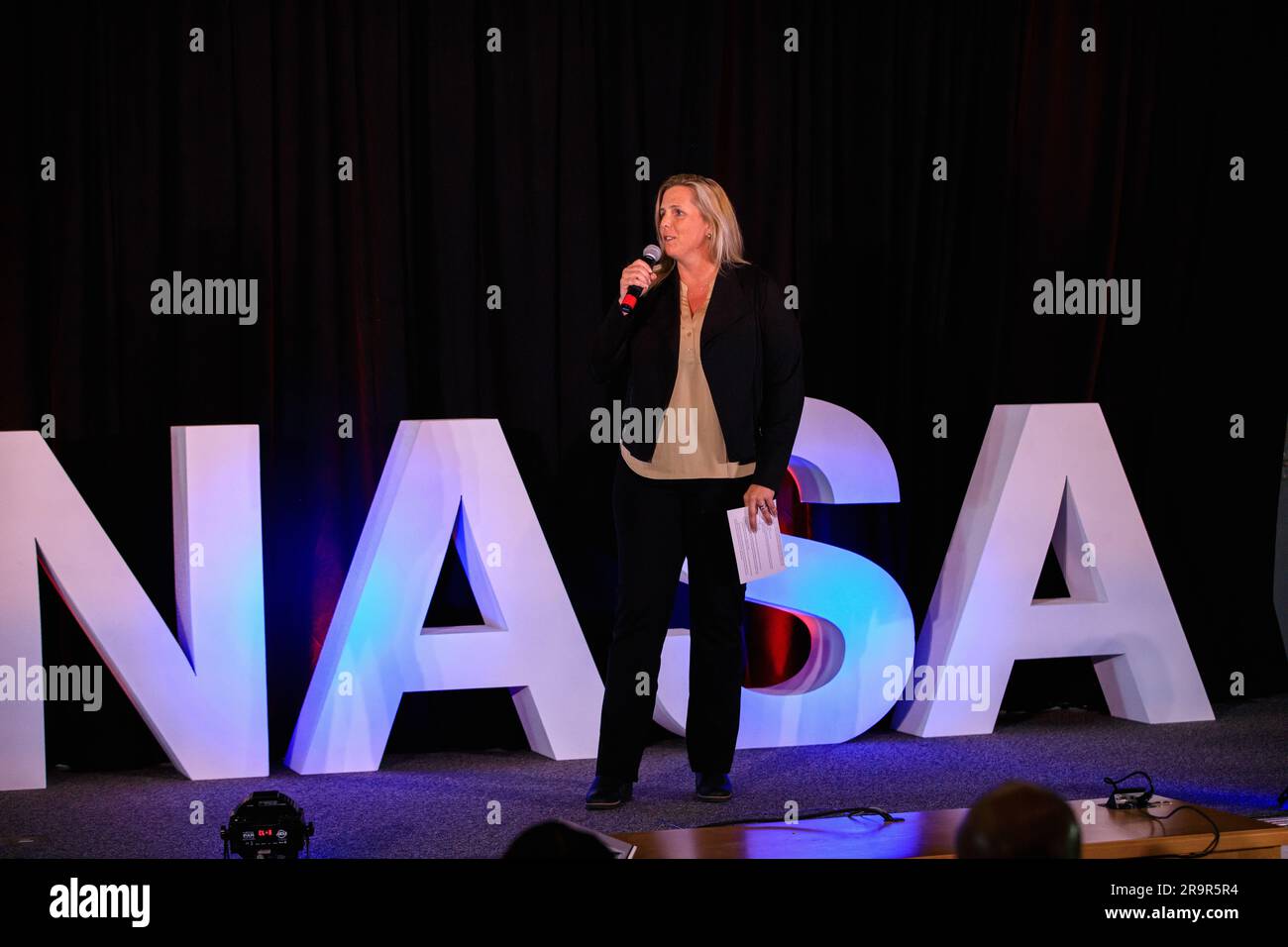 La NASA parle. Dana Hutcherson, gestionnaire adjointe du Programme des équipages commerciaux, prononce un discours de clôture au cours d'un programme interne de partage des connaissances organisé par le lancement de leaders à l'Institut d'apprentissage Kennedy sur 2 mai 2023. Launching leaders est un groupe de ressources pour les employés qui s'efforce d'identifier les opportunités d'impliquer les professionnels émergents au Kennedy Space Center afin de stimuler la croissance des compétences en leadership, d'augmenter la satisfaction globale des employés et d'améliorer la fidélisation. Banque D'Images