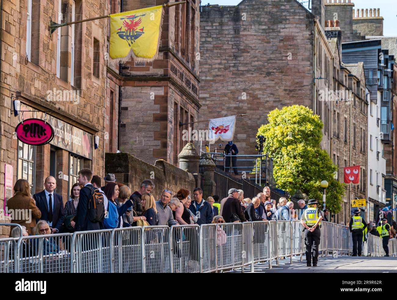 Foule en attente de la procession du cercueil de la reine Elizabeht, Royal Mile, Édimbourg, Écosse, Royaume-Uni Banque D'Images