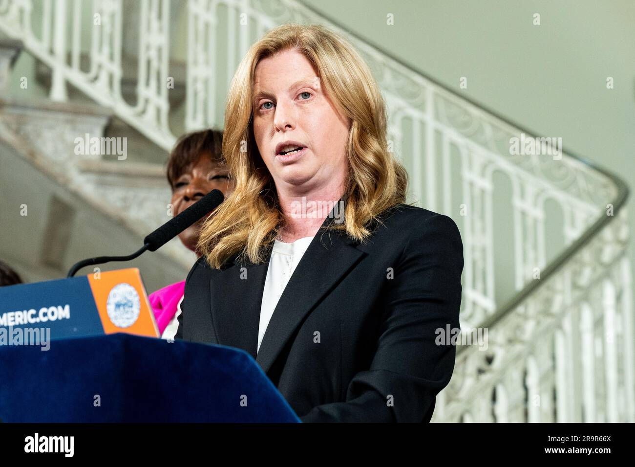 New York, États-Unis. 28th juin 2023. Jessica Tisch, commissaire à l'assainissement de la ville de New York, s'exprimant lors d'une conférence de presse à l'hôtel de ville de New York pour annoncer de nouvelles règles pour la conteneurisation des ordures à New York. Crédit : SOPA Images Limited/Alamy Live News Banque D'Images