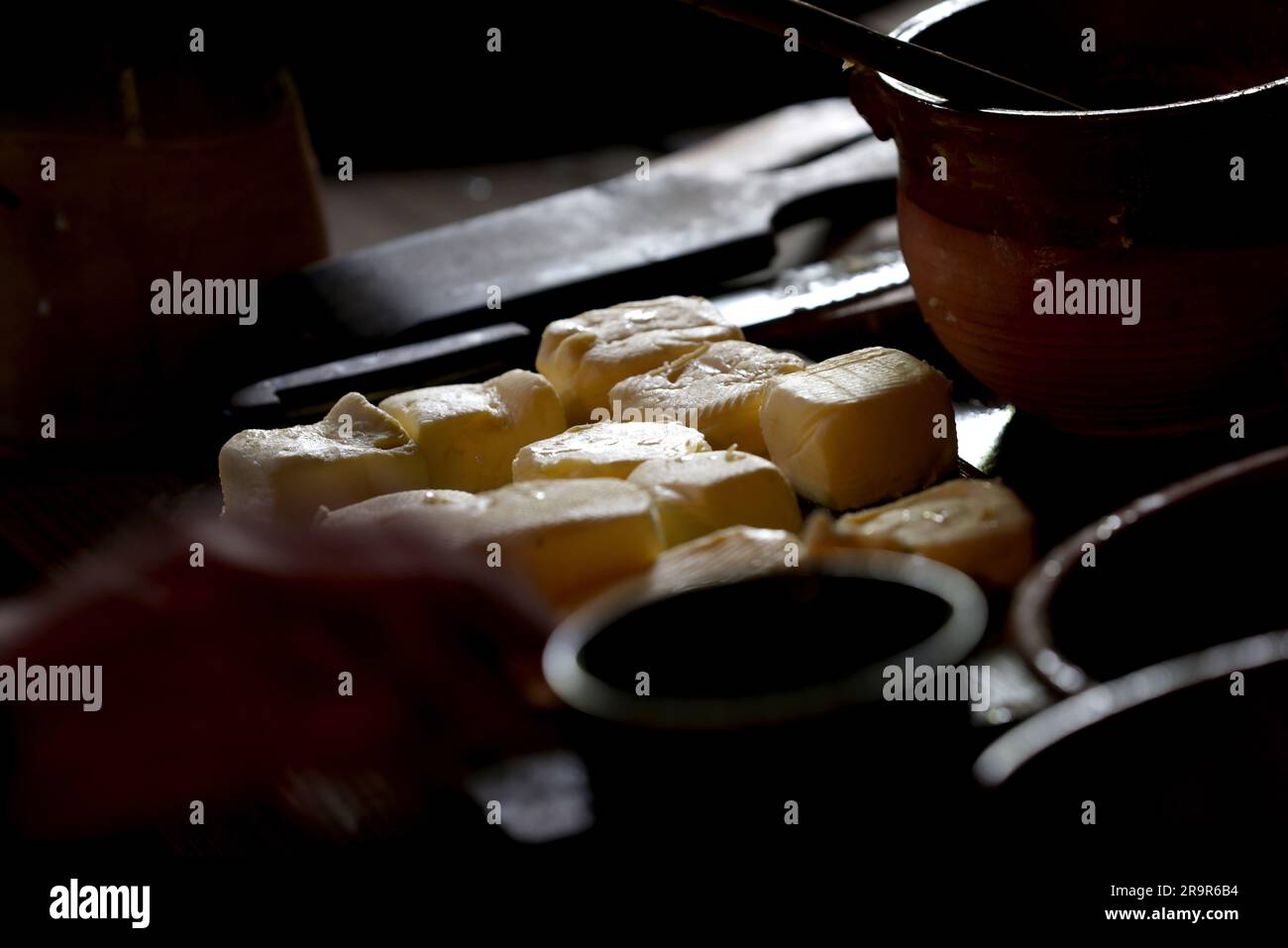 Beurre fait maison sur une table dans le Sussex, Royaume-Uni. Banque D'Images