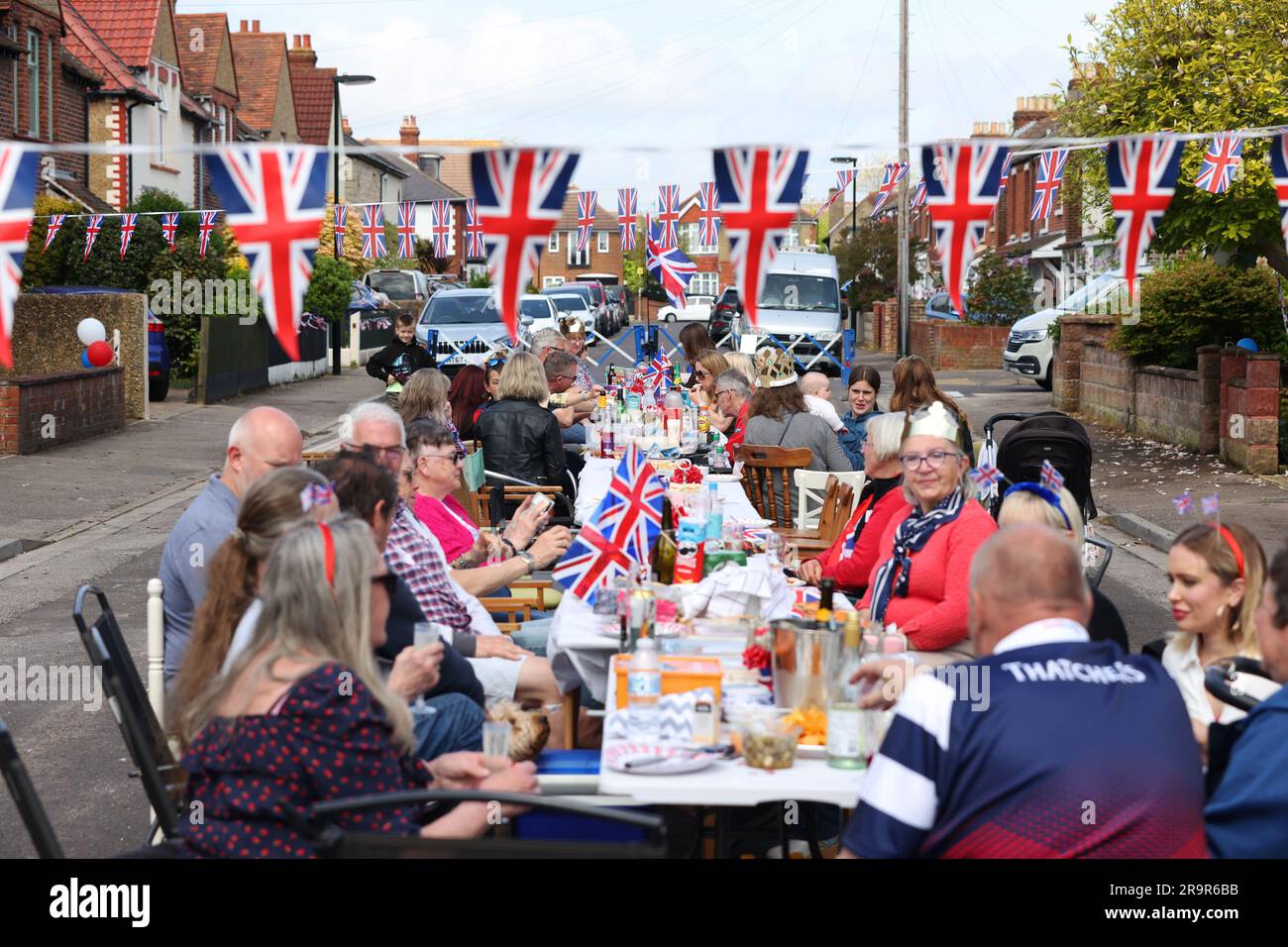 Vues générales d'une fête de rue célébrant le couronnement du roi Charles III à Portsmouth, Hampshire, Royaume-Uni. Banque D'Images