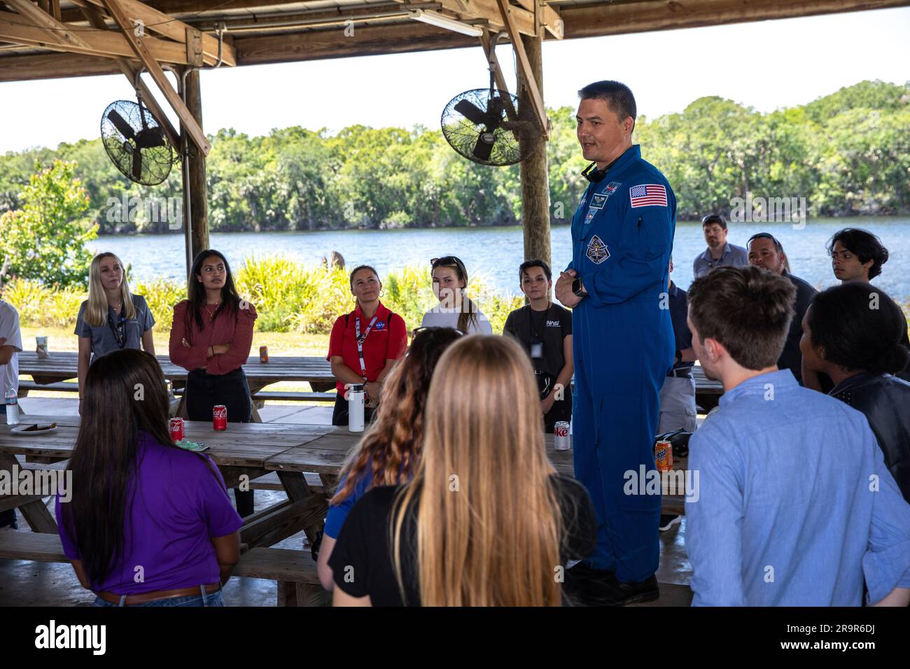 Lors d'un événement organisé le 22 mars 2023 à KARS Park, l'astronaute Kjell Lindgren de la NASA s'est adressé aux employés du Kennedy Space Center, les remerciant pour leur soutien à la mission SpaceX Crew-4 sur l'ISS aux côtés de leurs coéquipiers Bob Hines, Jessica Watkins et Samantha Cristoforetti. Banque D'Images