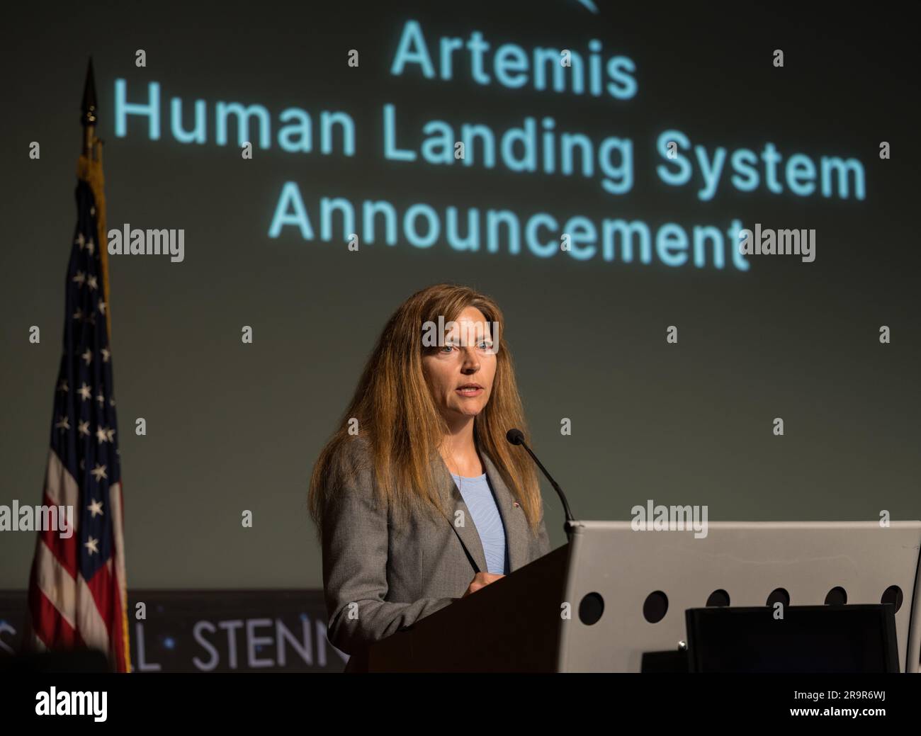 Annonce du système d'atterrissage humain Artemis. Lisa Watson-Morgan,  responsable du programme du système d'atterrissage humain, fait des  remarques lors d'un événement annonçant Blue Origin comme société choisie  pour développer un système d'atterrissage