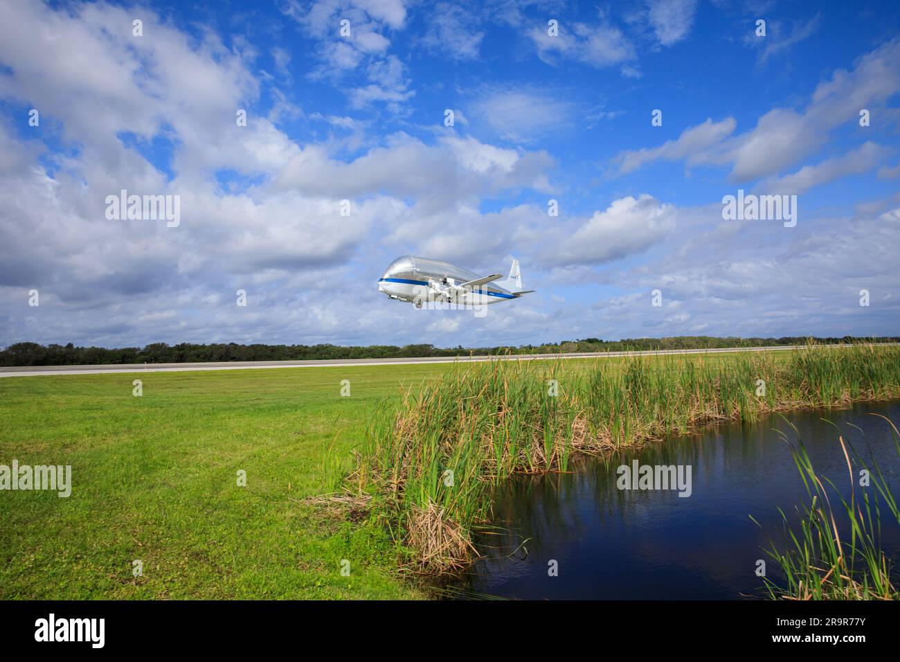 Transfert MPLM vers Super GuppY. L'avion Super GuppY de la NASA sort de la piste de l'installation de lancement et d'atterrissage au Centre spatial Kennedy, en Floride, sur 25 avril 2023. Transportant le module de logistique polyvalent (MPLM), utilisé pendant le programme de la navette spatiale pour transférer du fret à destination et en provenance de la Station spatiale internationale, l'avion transporte le module jusqu'au champ d'Ellington à Houston, Où il sera ensuite transporté par route jusqu’à l’installation d’Axiom près d’Ellington pour être utilisé pour la commercialisation de l’espace. Trois MPLM ont été construits par Thales Alenia Space Italia (TASI) pour le Spa italien Banque D'Images