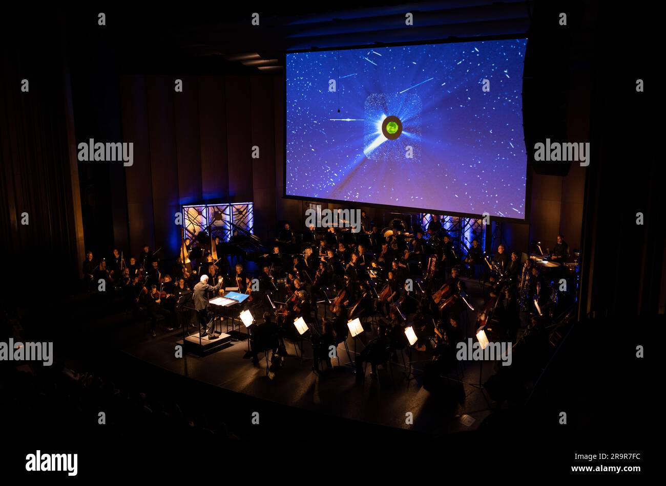 La Philharmonie nationale exécute des cycles cosmiques : une symphonie spatiale. Le Maestro Piotr Gajewski dirige l'Orchestre philharmonique national dans la première performance mondiale des « cycles cosmiques » de Henry Dehlinger, jeudi, 11 mai 2023, à Capital One Hall à Tysons, en Virginie « Cosmic cycles: A Space Symphony » est une collaboration entre le compositeur Henry Dehlinger, le Goddard Space Flight Centre de la NASA, et le National Philharmonic qui propose une fusion de musique et de vidéo dans sept œuvres multimédias sur le Soleil, la Terre, la Lune, les planètes et le Cosmos. Banque D'Images