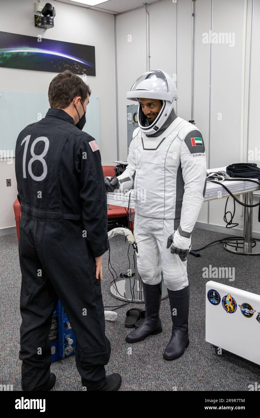 NASA/SpaceX Crew-6 répétition de robe sèche. À droite, le sultan Alneyadi,  astronaute et spécialiste de mission des Émirats arabes Unis, vérifie sa  combinaison spatiale à l'intérieur de la salle de réunion de