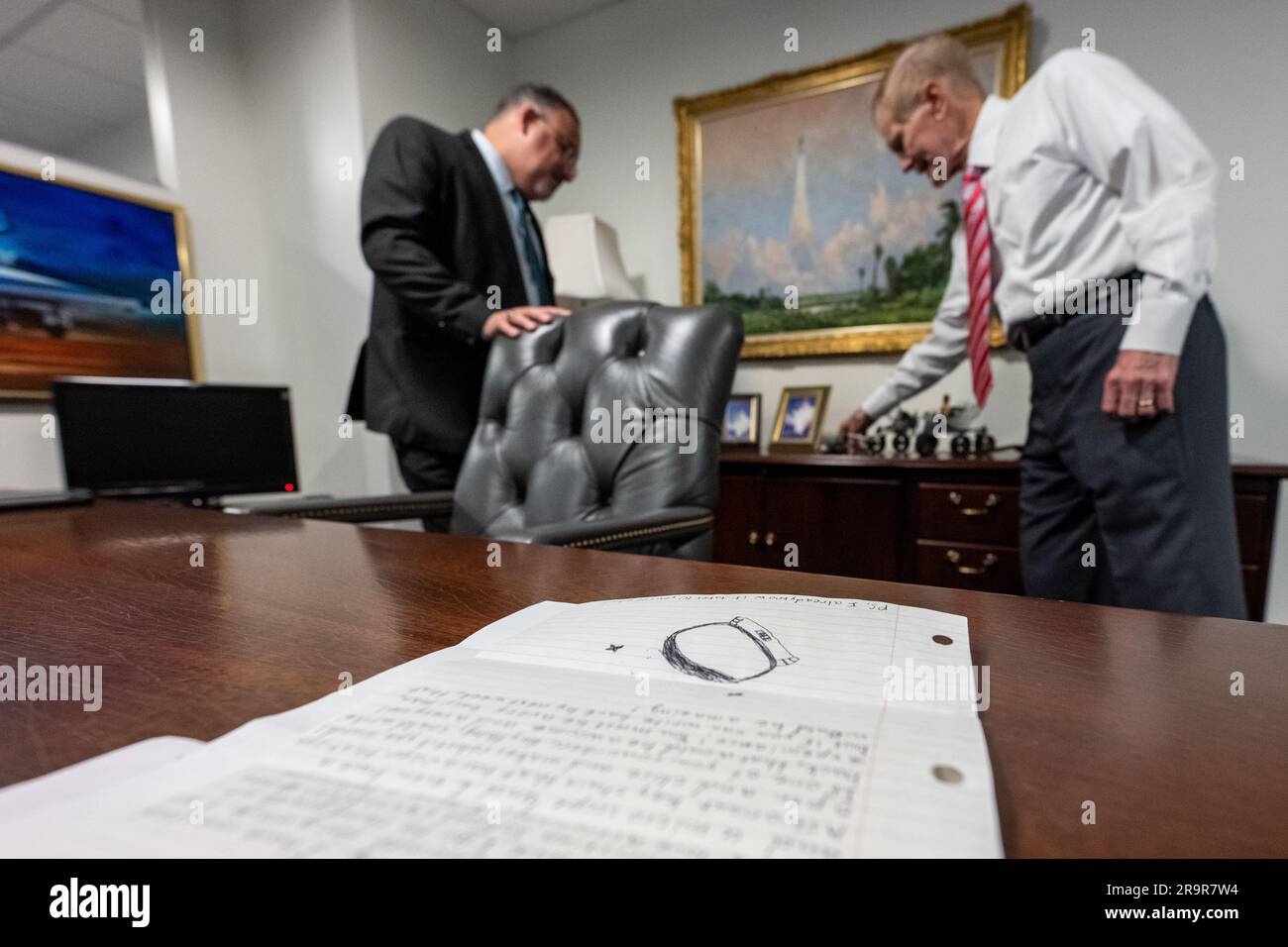 Une lettre d'étudiant a été présentée lors d'une réunion avec l'administrateur de la NASA Bill Nelson et le secrétaire à l'éducation Miguel Cardona au siège de la NASA Mary W. Jackson à Washington le 24 mai 2023, avant de signer un protocole d'entente pour renforcer l'éducation EN STIM. Banque D'Images