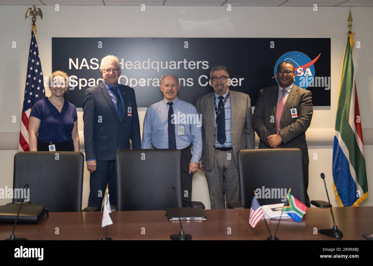 Des responsables de la NASA et du gouvernement du Cap occidental, dont le premier ministre Alan Winde, Ken Bowersox, Badri Younes, Mireille Wenger et le Dr Harry Malila, se sont rencontrés au Centre des opérations spatiales et au siège de la NASA Mary W. Jackson le 13 juin 2023 pour discuter du développement d'une antenne pour la mission Lunar exploration Ground sites (LEMS) en Afrique du Sud. Banque D'Images