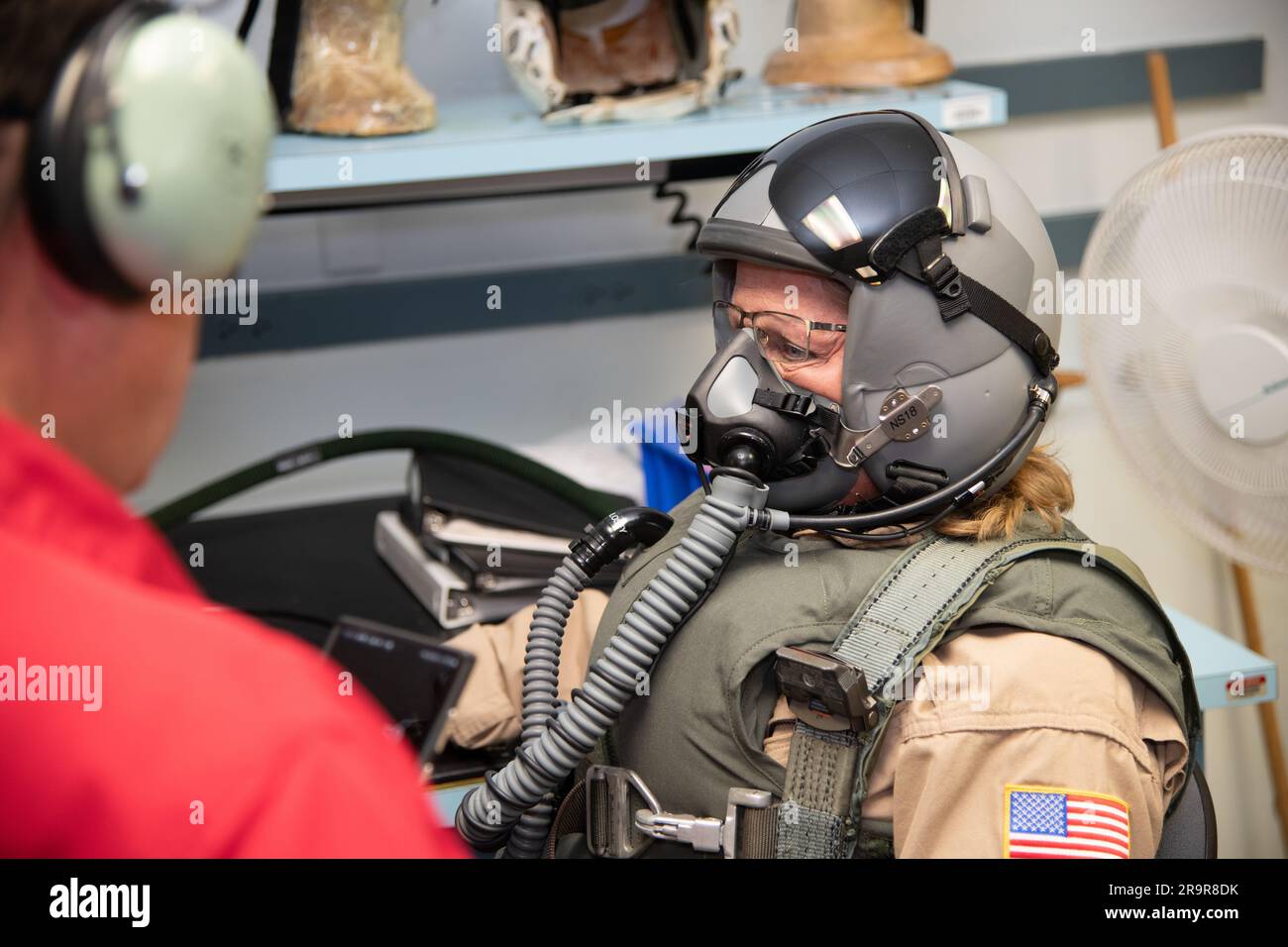 . Lori Losey, vidéaste de la NASA Armstrong, suit une formation à la respiration par pression à San Antonio, Texas. Les équipages d'Armstrong de la NASA se préparent aux essais en vol à haute altitude du X-59. Banque D'Images