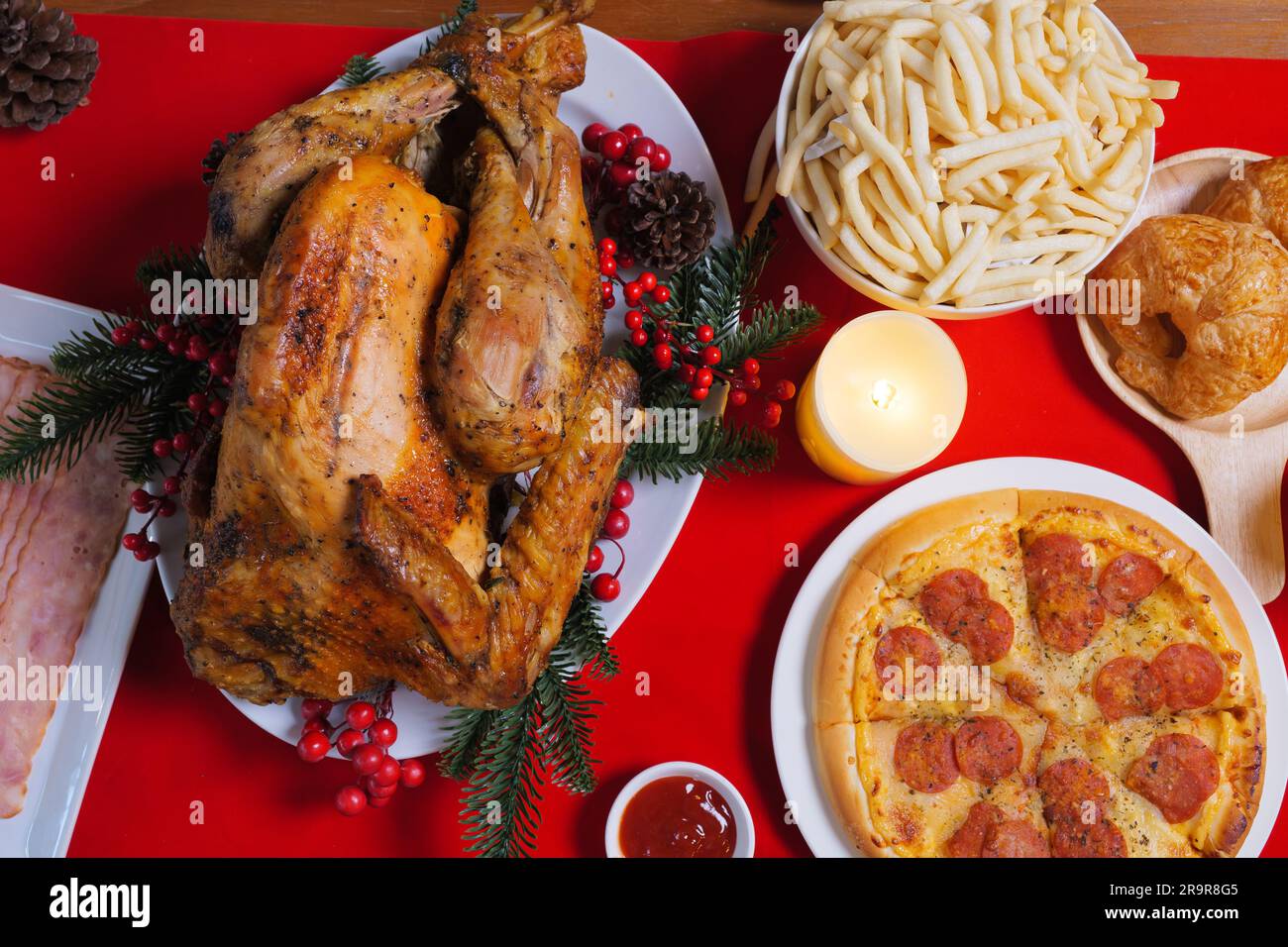 Dîner de Noël avec dinde rôtie, plats spéciaux sur table dans la salle