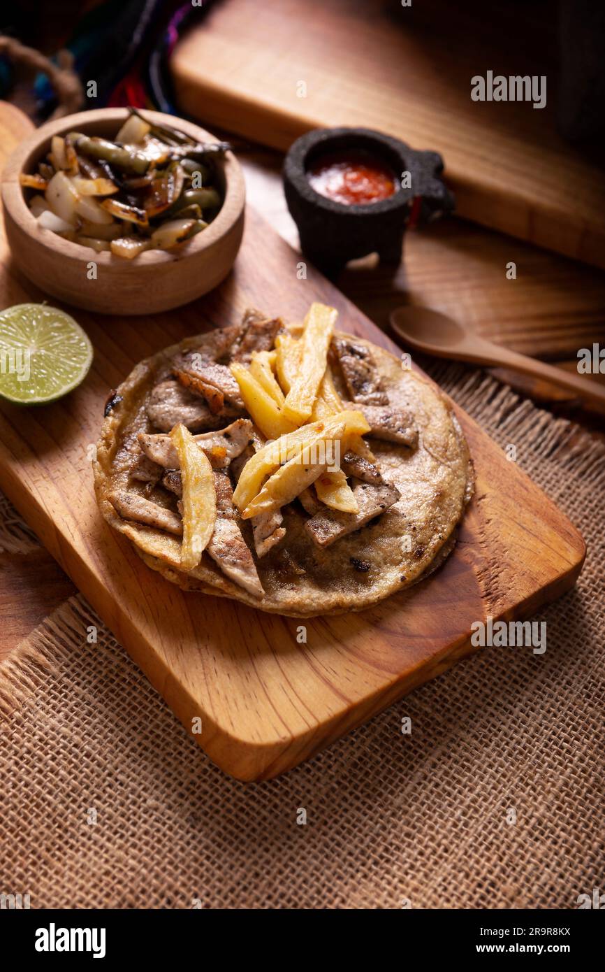 Tacos au bœuf et frites. Taco très populaire au Mexique appelé Taco de Bistec ou Carne Asada, rôti de bœuf fait maison servi sur une tortilla de maïs. Moi Banque D'Images