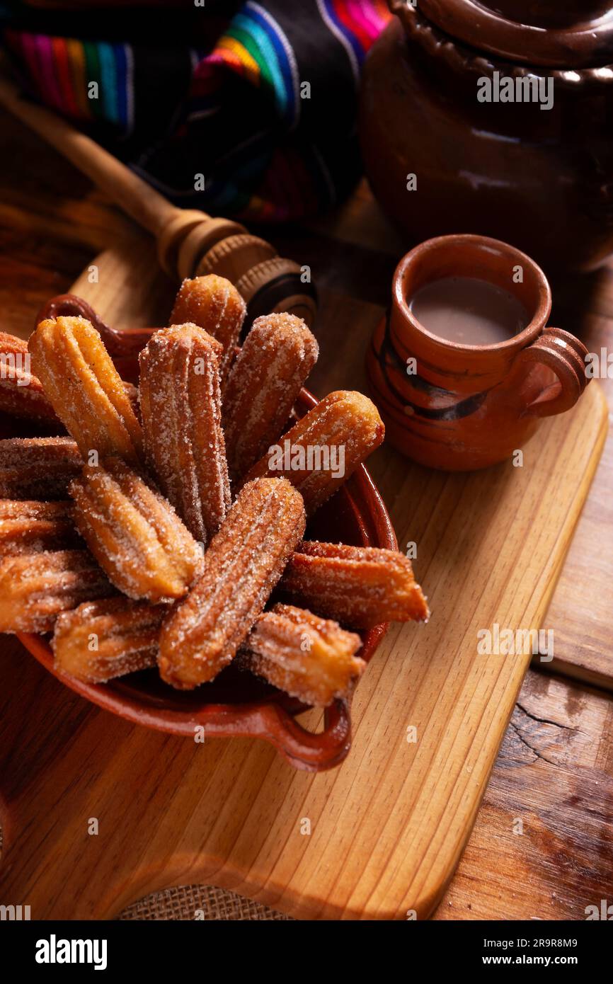 Churros. Pâte de farine de blé frite, une collation sucrée très populaire en Espagne, au Mexique et dans d'autres pays où il est d'usage des manger pour le petit déjeuner ou s Banque D'Images