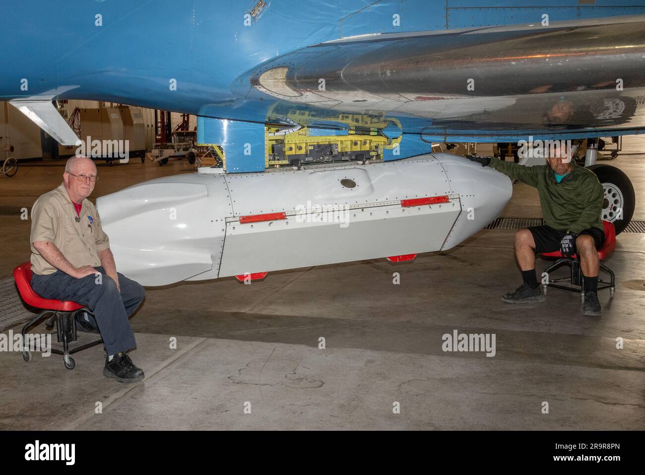 . Le radar à ouverture synthétique pour véhicule aérien inhabité, UAVSAR, est prêt à être installé sur l’avion C-20A de la NASA. L’UAVSAR utilise une technique appelée interférométrie pour détecter et mesurer des déformations très subtiles à la surface de la Terre, Et le pod est spécialement conçu pour être interopérable avec des avions sans pilote à l'avenir. Il recueillera des données du Gabon, en Afrique, en septembre 2023. Banque D'Images