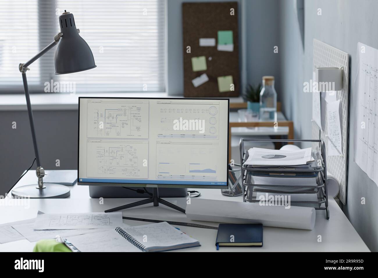 Image d'arrière-plan du lieu de travail des ingénieurs au bureau avec plans sur écran d'ordinateur, espace de copie Banque D'Images