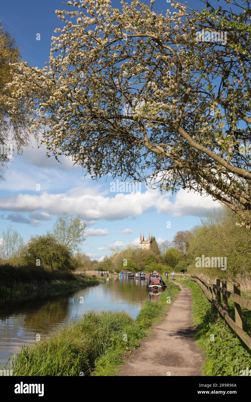 L'église Saint-Laurent à côté du canal Kennet et Avon avec des bateaux étroits amarrés à côté, Hungerford, Berkshire, Angleterre, Royaume-Uni, Europe Banque D'Images