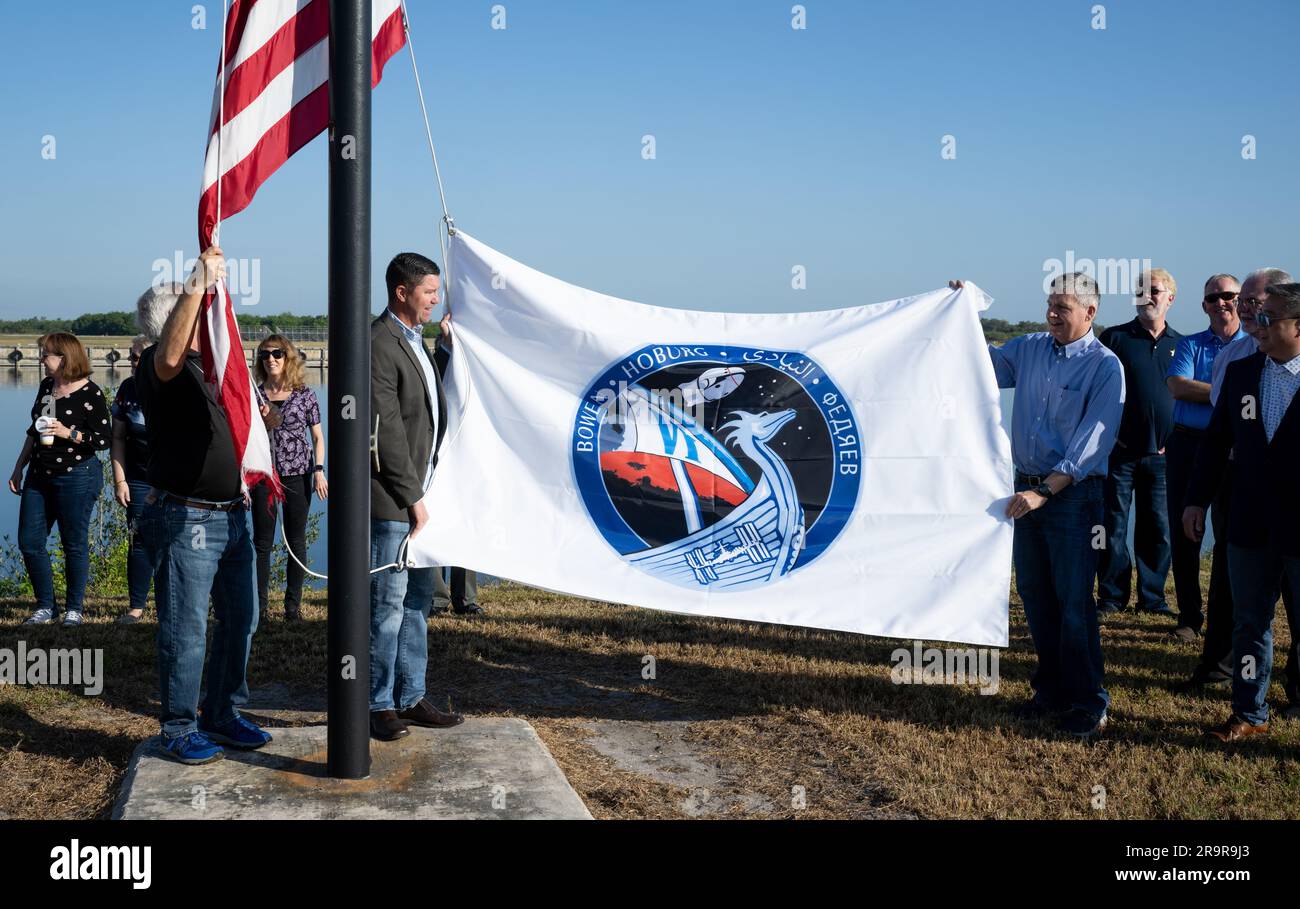 SpaceX Crew-6 Preflight de la NASA. TRIP Healey, directeur du programme contrôle et intégration du programme commercial Crew Program de la NASA, à gauche, et Steve Stich, directeur du programme commercial Crew Program de la NASA à droite, se préparent à lever le drapeau SpaceX Crew-6, le mercredi 22 février 2023, au Kennedy Space Center de la NASA en Floride. La mission SpaceX Crew-6 de la NASA est la sixième mission de rotation d’équipage du vaisseau spatial SpaceX Dragon et de la fusée Falcon 9 à destination de la Station spatiale internationale dans le cadre du programme commercial Crew de l’agence. Les astronautes de la NASA Stephen Bowen et Warren 'Woody' Hoburg, astronaute des Émirats arabes Unis, Sult Banque D'Images