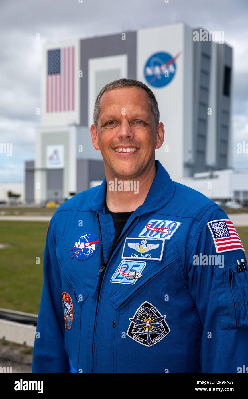 L'astronaute de la NASA Bob Hines a visité le Kennedy Space Center le 22 mars 2023, avec ses coéquipiers Kjell Lindgren et Jessica Watkins pour reconnaître le soutien des employés pour le lancement de SpaceX Crew-4. Ils se sont lancés avec l'astronaute de l'ESA Samantha Cristoforetti vers l'ISS le 27 avril 2022, terminant six mois à bord du laboratoire orbital dans le cadre du programme commercial Crew Program. Banque D'Images