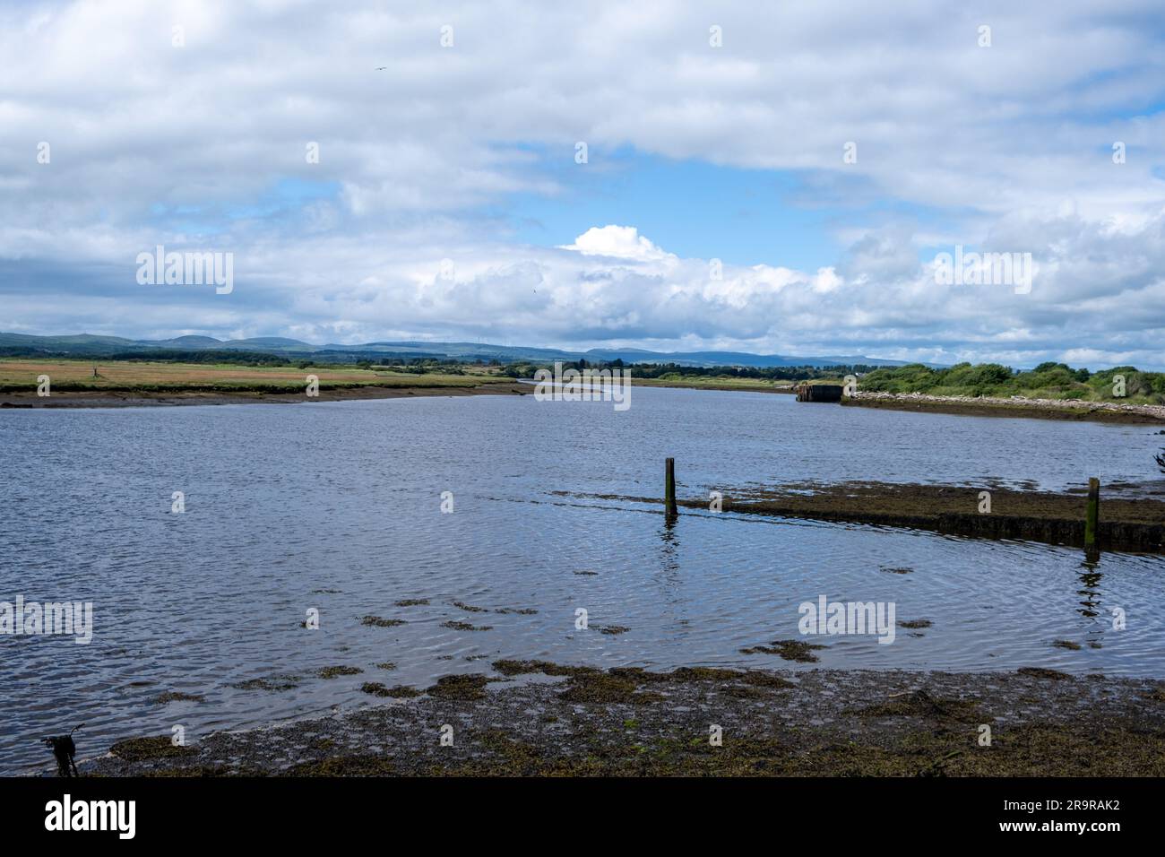 Irvine Harbour North Ayrshire Scotland lors d'une journée lumineuse avec vue sur la péninsule d'Arbiche au loin Banque D'Images