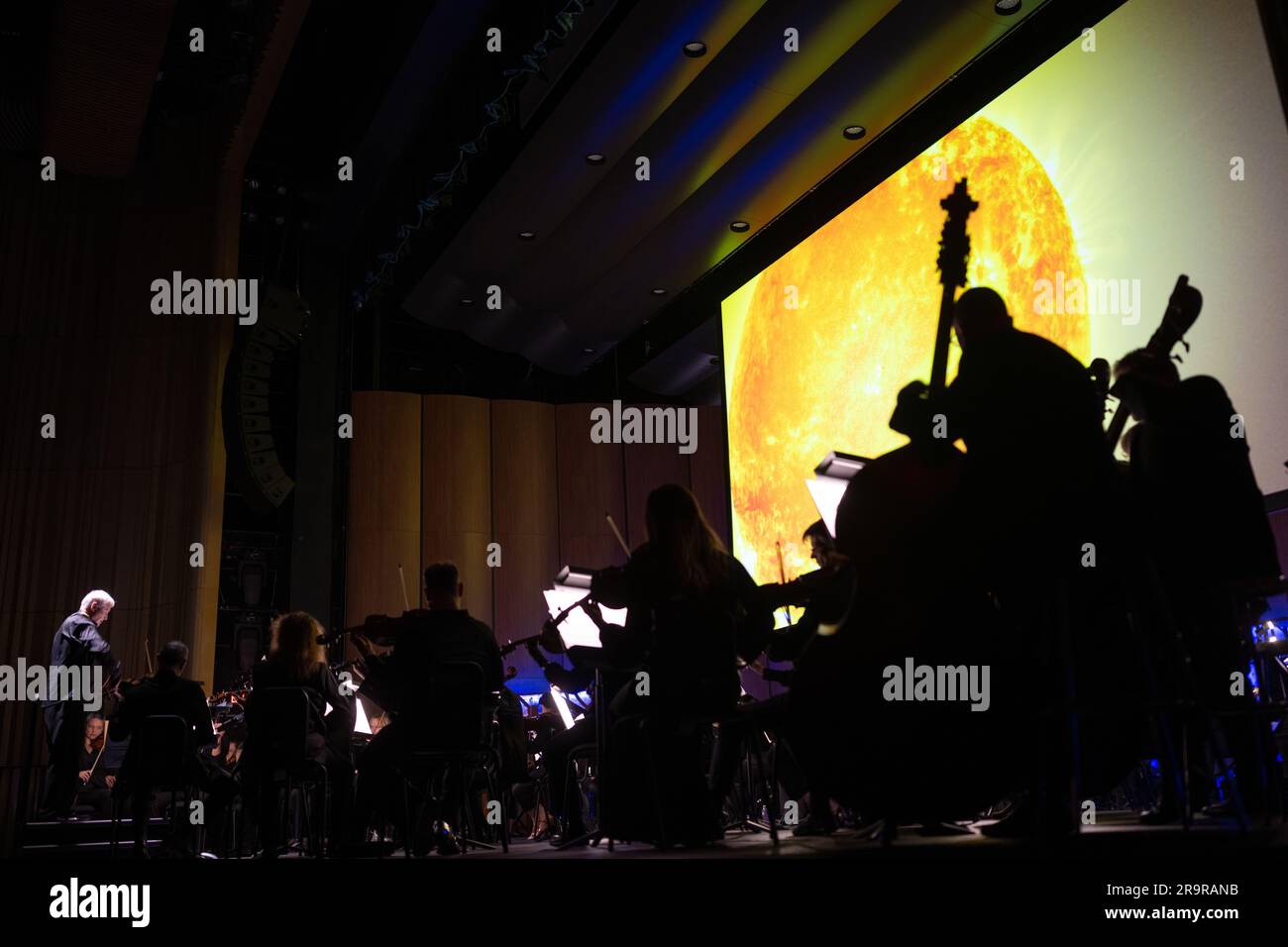 La Philharmonie nationale exécute des cycles cosmiques : une symphonie spatiale. Le Maestro Piotr Gajewski dirige l'Orchestre philharmonique national dans la première performance mondiale des « cycles cosmiques » de Henry Dehlinger, jeudi, 11 mai 2023, à Capital One Hall à Tysons, en Virginie « Cosmic cycles: A Space Symphony » est une collaboration entre le compositeur Henry Dehlinger, le Goddard Space Flight Centre de la NASA, et le National Philharmonic qui propose une fusion de musique et de vidéo dans sept œuvres multimédias sur le Soleil, la Terre, la Lune, les planètes et le Cosmos. Banque D'Images