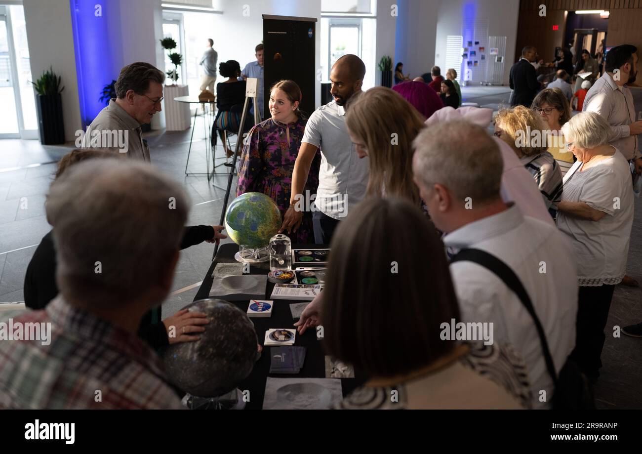 La Philharmonie nationale exécute des cycles cosmiques : une symphonie spatiale. Les participants à la représentation philharmonique nationale des « cycles cosmiques » de Henry Dehlinger voient un rocher lunaire, jeudi, 11 mai 2023, dans la salle Capital One de Tysons, en Virginie « Cosmic cycles: A Space Symphony » est une collaboration entre le compositeur Henry Dehlinger, le Goddard Space Flight Centre de la NASA, et le National Philharmonic qui propose une fusion de musique et de vidéo dans sept œuvres multimédias sur le Soleil, la Terre, la Lune, les planètes et le Cosmos. Banque D'Images