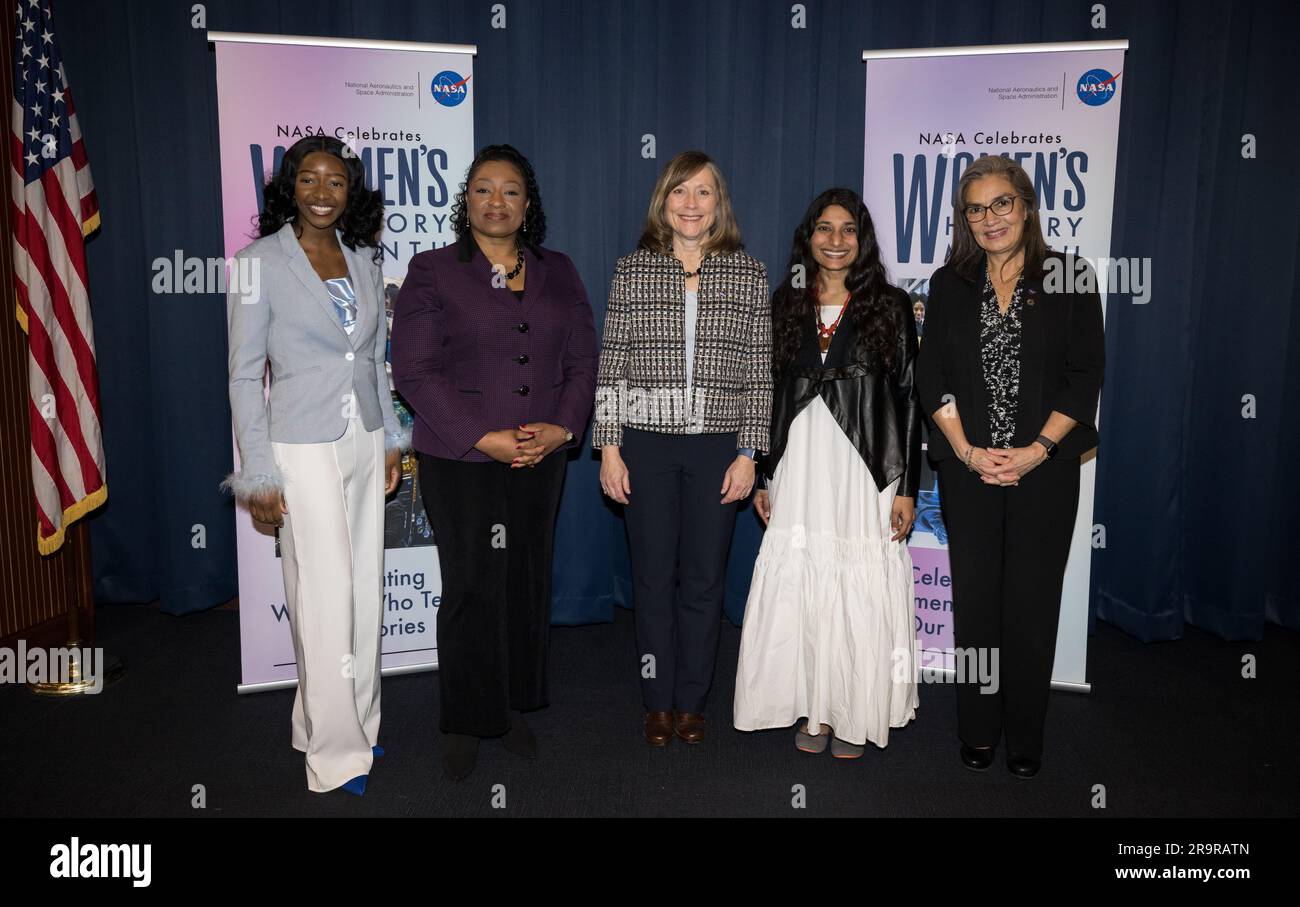 Événement célébrons les femmes qui disent nos histoires. De gauche à droite, Sarah Adewumi, spécialiste DE LA CYBERSÉCURITÉ informatique de la NASA, directrice adjointe des investissements technologiques et de recherche de la NASA Goddard, Dr Christyl Johnson, administratrice associée adjointe de la NASA pour STEM, Kris Brown, scientifique en chef associée de la NASA pour l’exploration et la recherche appliquée, Dr Mamta Patel Nagaraja, Et Sandra Cauffman, directrice adjointe de la Division d’astrophysique au siège de la NASA, pose pour une photo à la fin d’un événement pour le mois de l’histoire des femmes, « Celebrating Women Who Tell Our Stories », mercredi, 22 mars 2023 à la NASA Banque D'Images